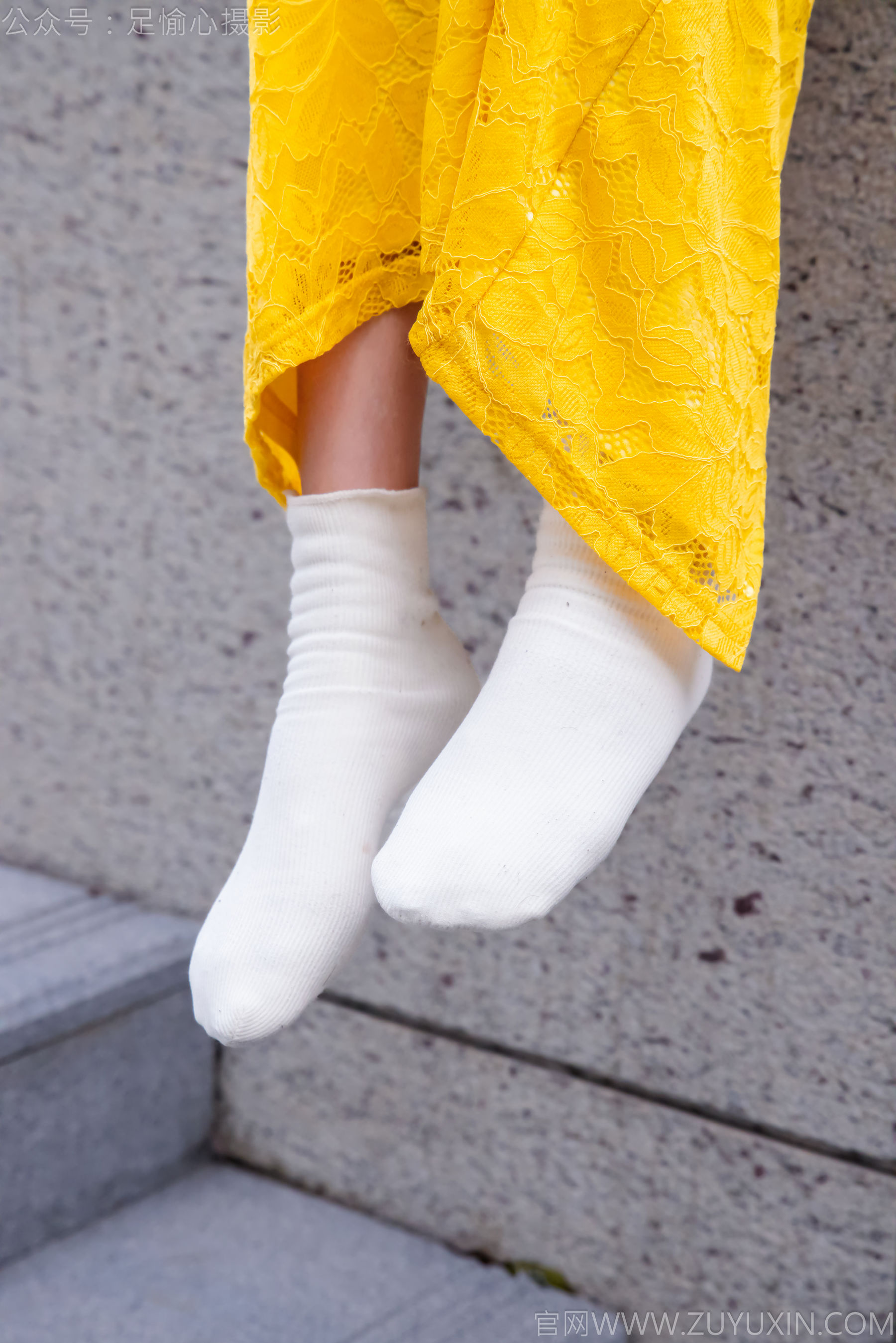 足愉心 No.010 星朵 （搭配：黑色毛衫、黄色连衣裙、绒毛拖鞋、白色棉袜、裸足）/(110P)