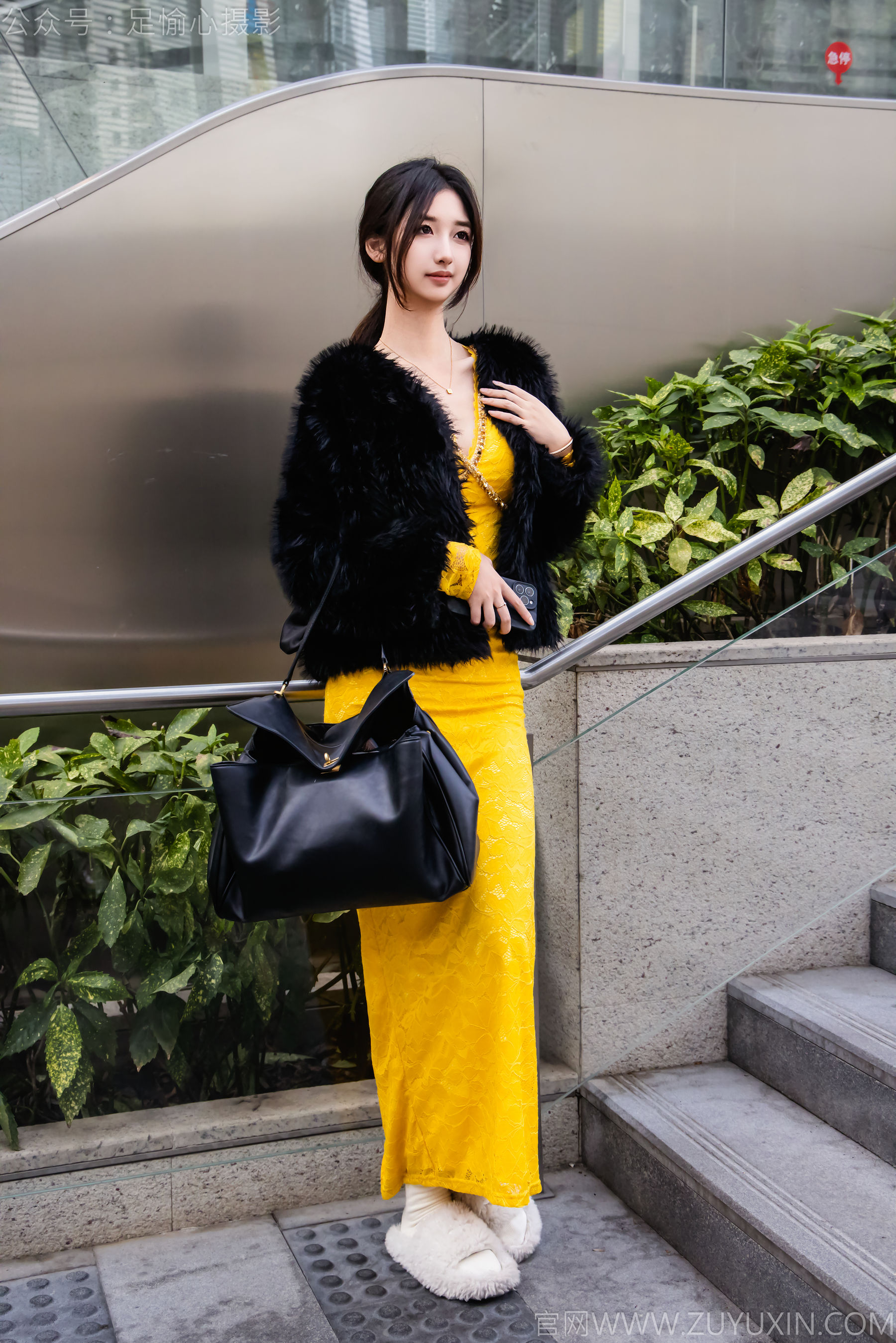 足愉心 No.010 星朵 （搭配：黑色毛衫、黄色连衣裙、绒毛拖鞋、白色棉袜、裸足）/(110P)