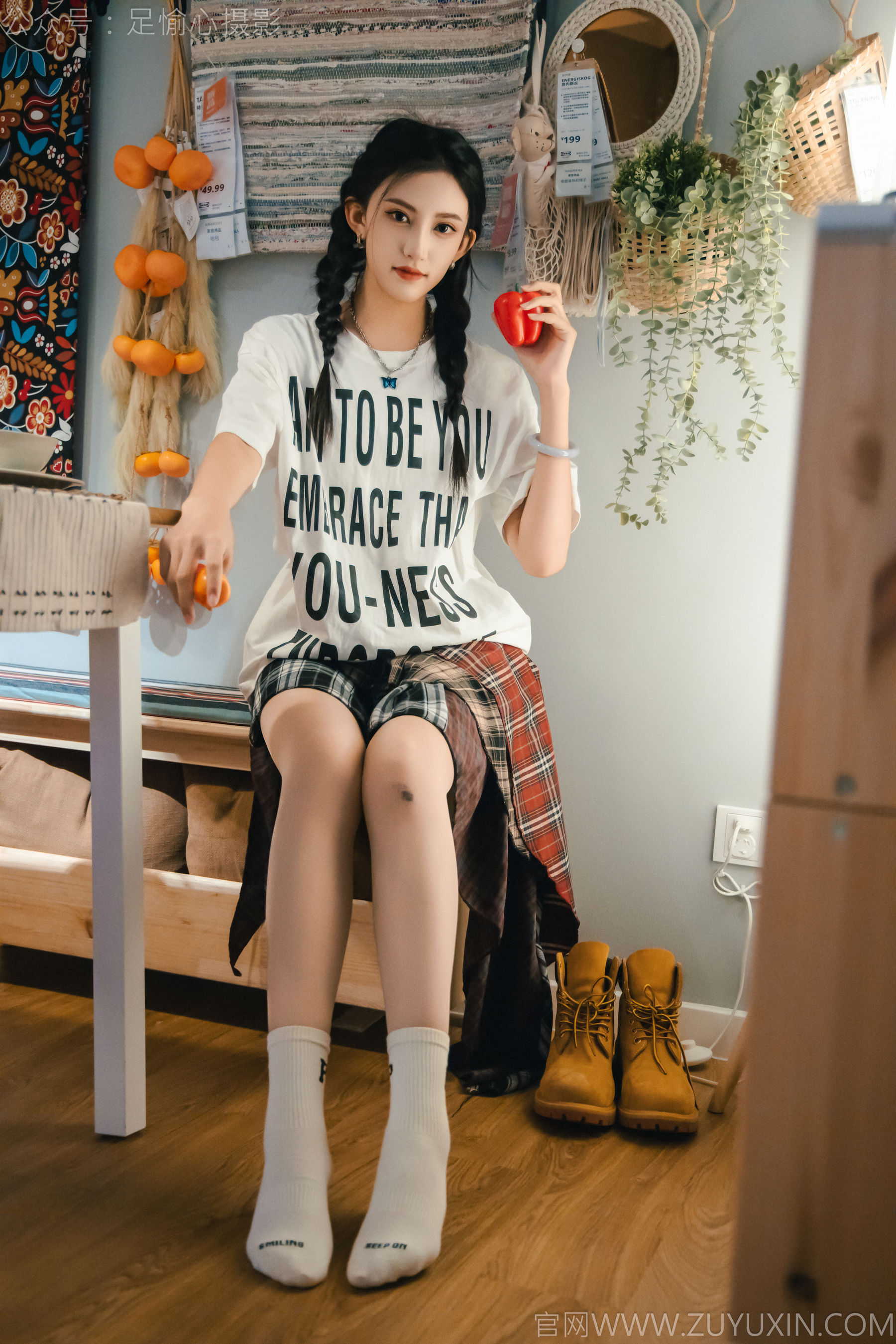 足愉心 No.015 可乐 （搭配：红色夹克、白T、短裙、马丁靴、肉丝色袜、白棉袜）/(120P)