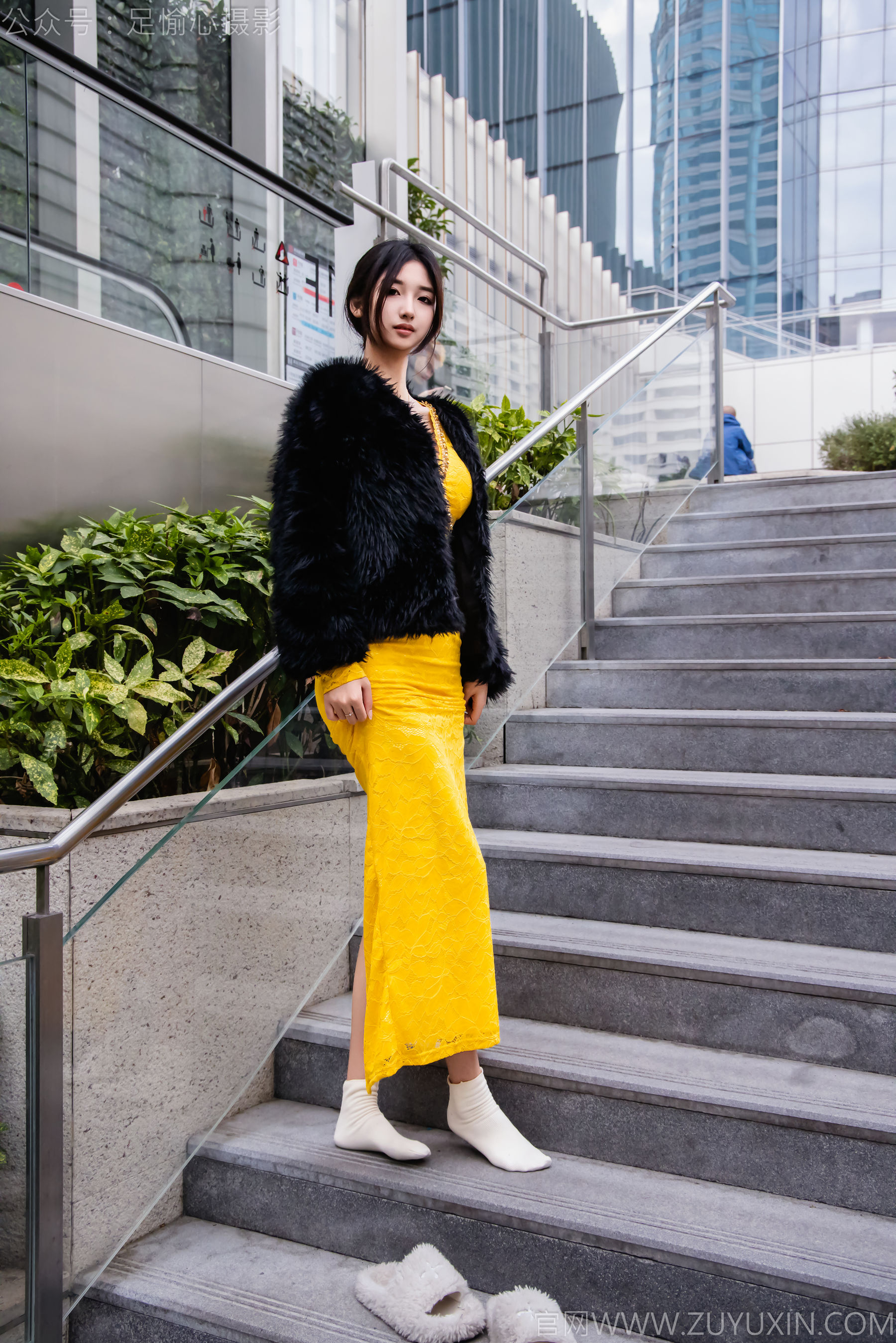 足愉心 No.010 星朵 （搭配：黑色毛衫、黄色连衣裙、绒毛拖鞋、白色棉袜、裸足）/(110P)