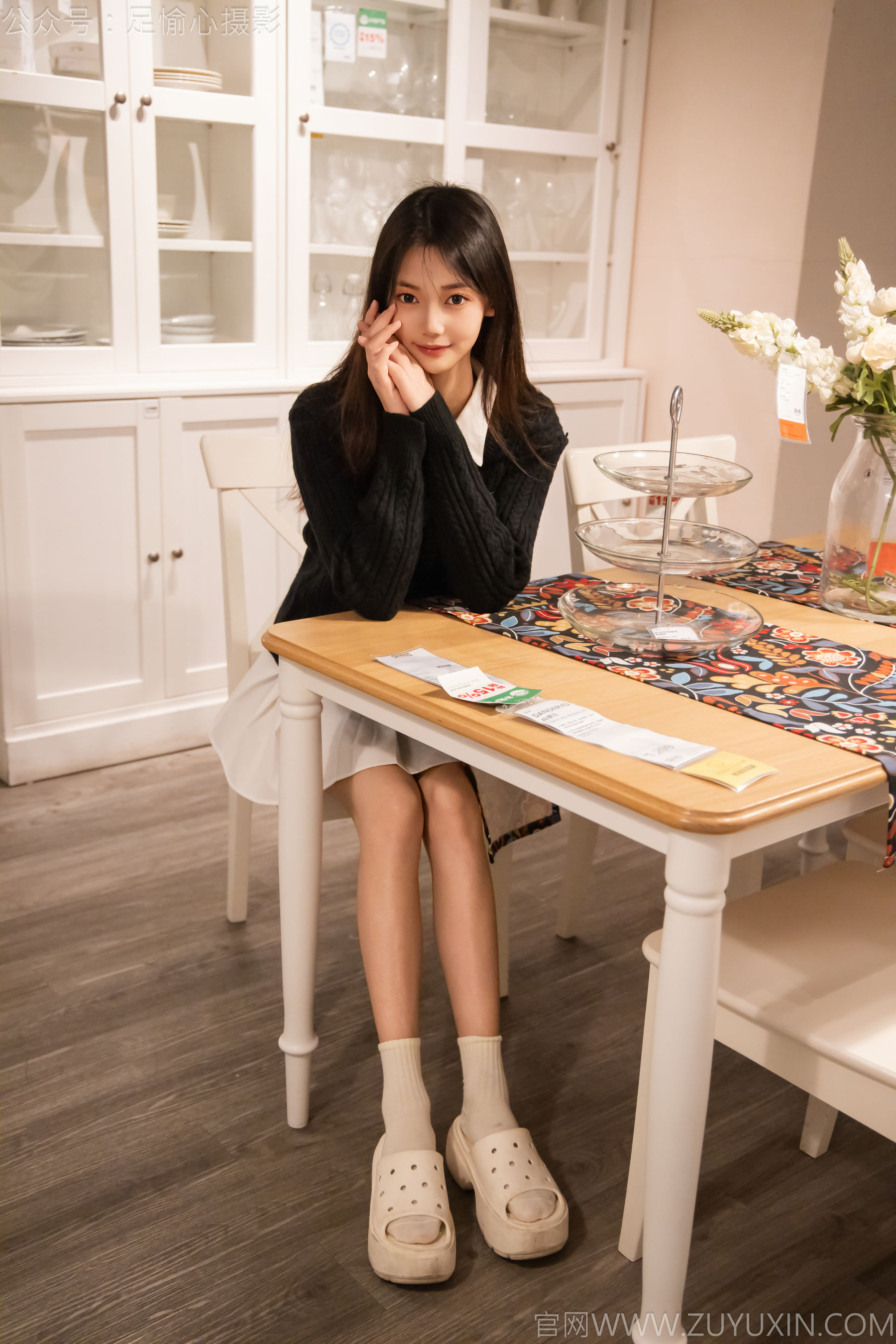 足愉心 No.013 鹿鹿 （搭配：黑色毛衣、白色短裙、洞洞鞋、白色棉袜、裸足）/(110P)