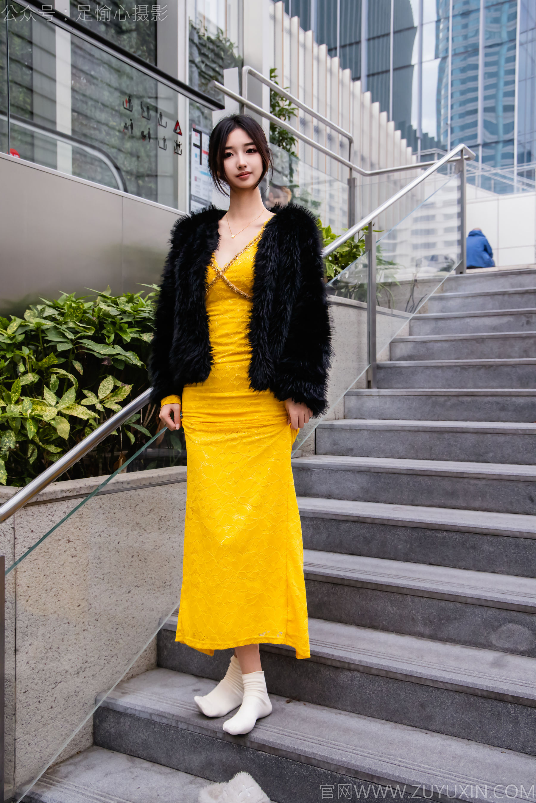 足愉心 No.010 星朵 （搭配：黑色毛衫、黄色连衣裙、绒毛拖鞋、白色棉袜、裸足）/(110P)