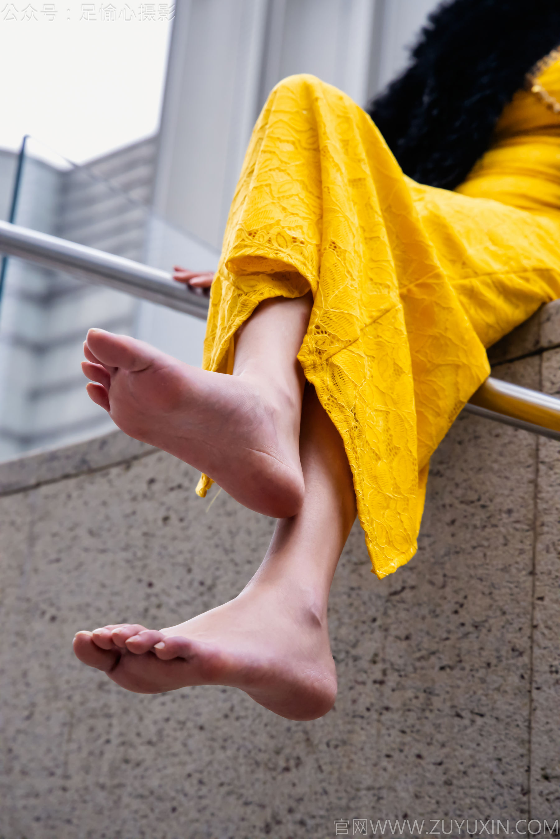 足愉心 No.010 星朵 （搭配：黑色毛衫、黄色连衣裙、绒毛拖鞋、白色棉袜、裸足）/(110P)