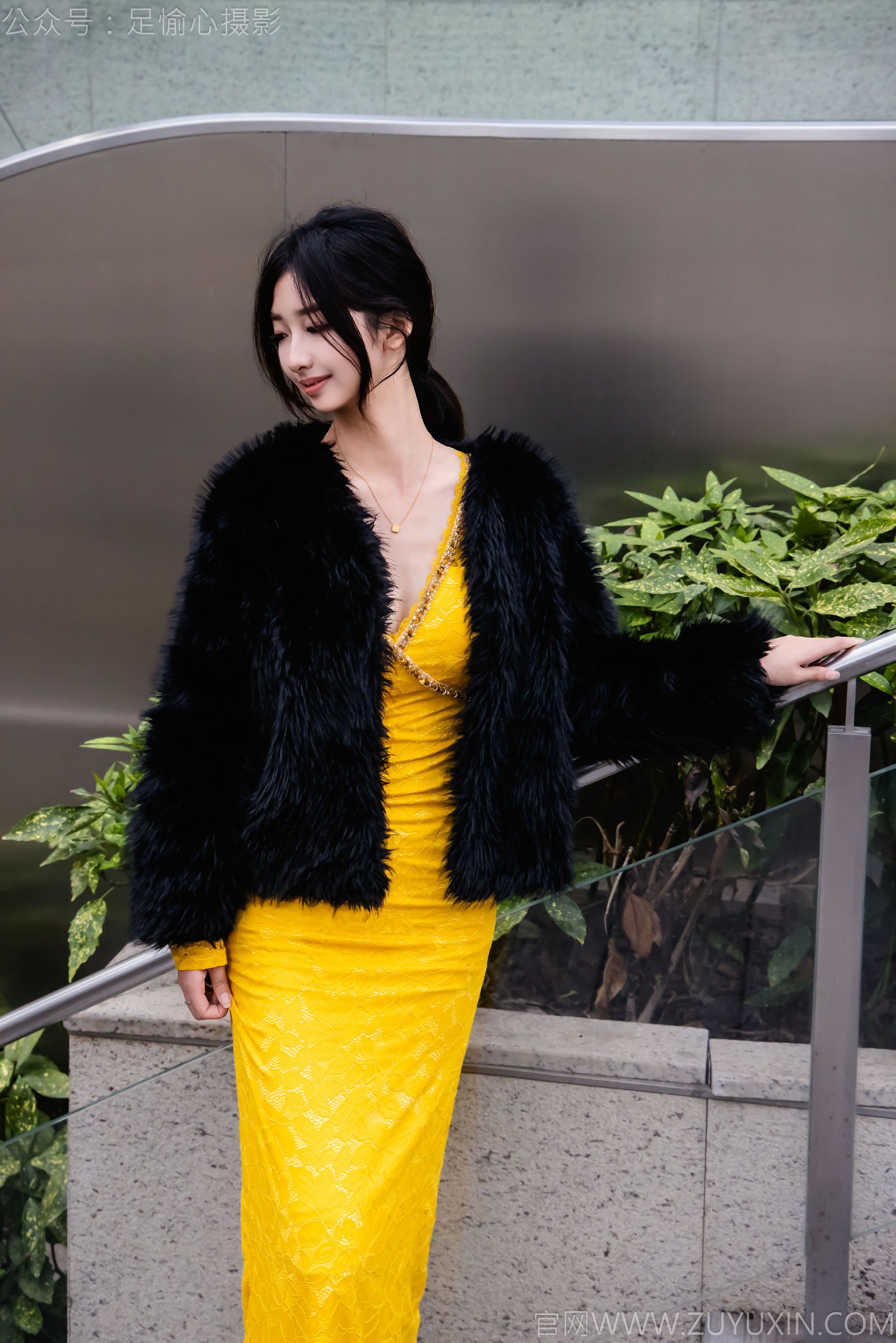 足愉心 No.010 星朵 （搭配：黑色毛衫、黄色连衣裙、绒毛拖鞋、白色棉袜、裸足）/(110P)