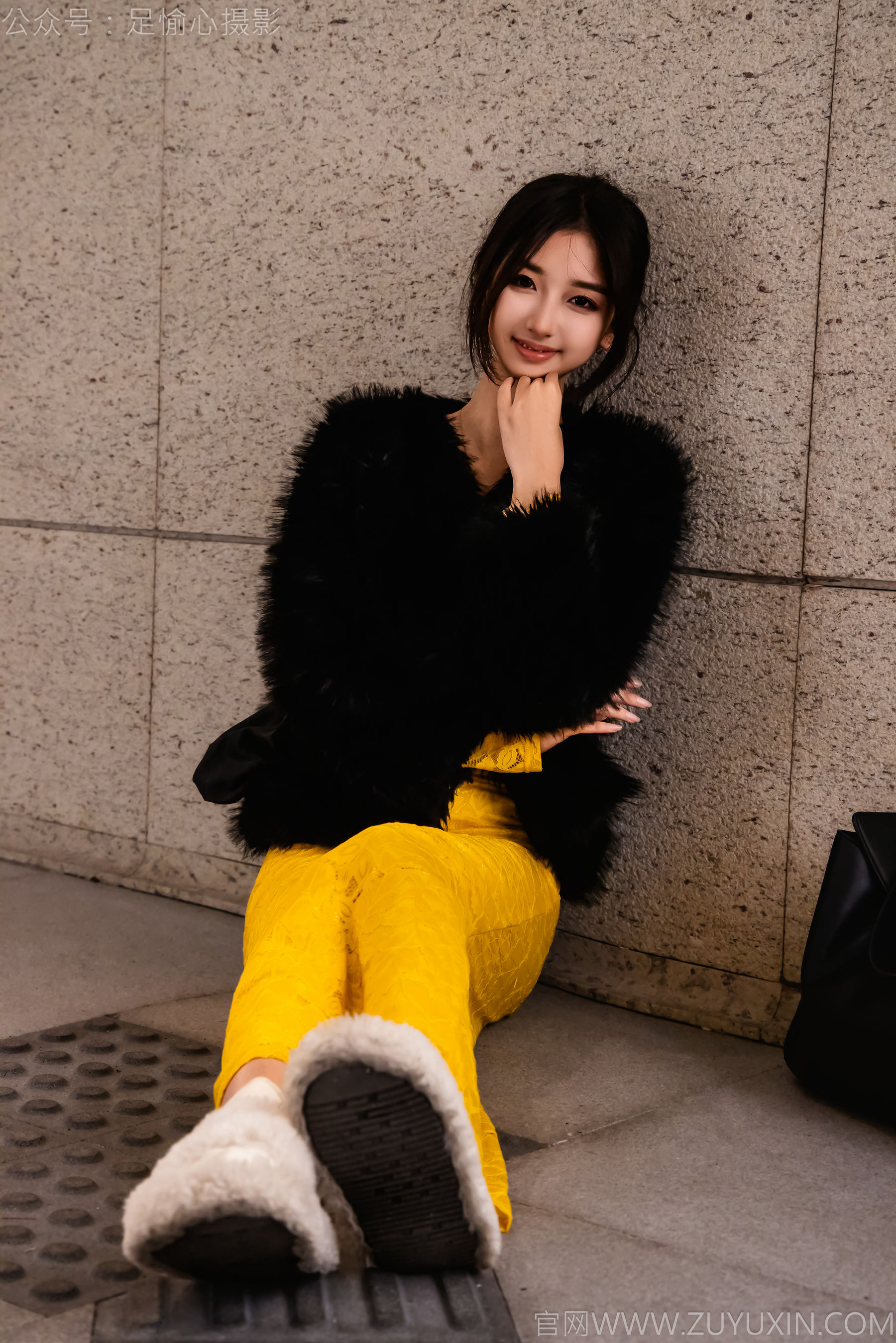 足愉心 No.010 星朵 （搭配：黑色毛衫、黄色连衣裙、绒毛拖鞋、白色棉袜、裸足）/(110P)