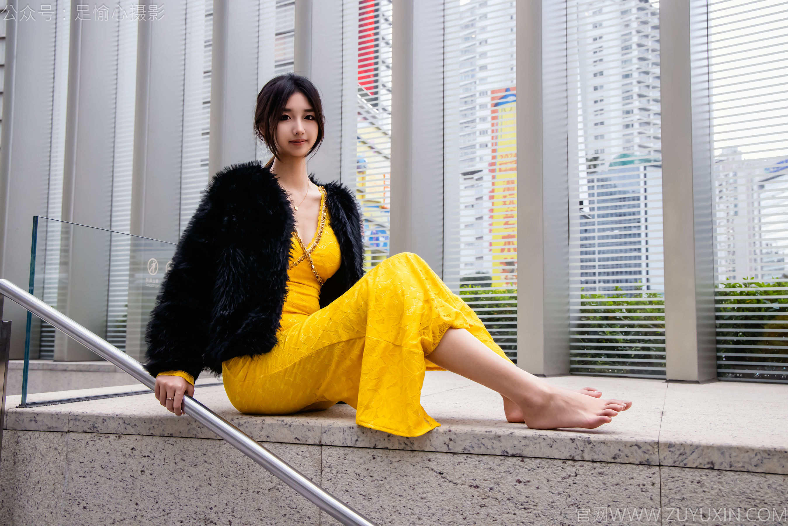 足愉心 No.010 星朵 （搭配：黑色毛衫、黄色连衣裙、绒毛拖鞋、白色棉袜、裸足）/(110P)