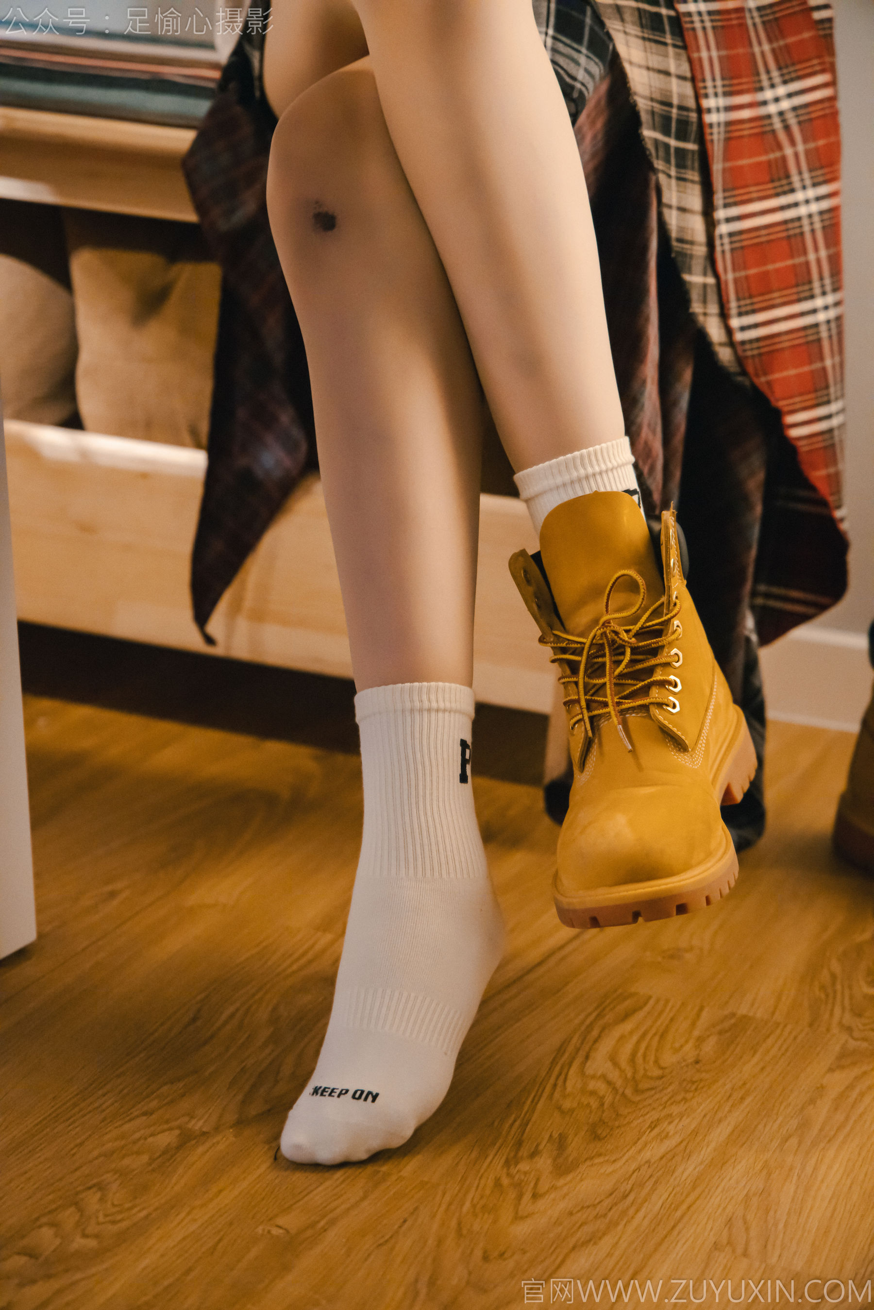 足愉心 No.015 可乐 （搭配：红色夹克、白T、短裙、马丁靴、肉丝色袜、白棉袜）/(120P)