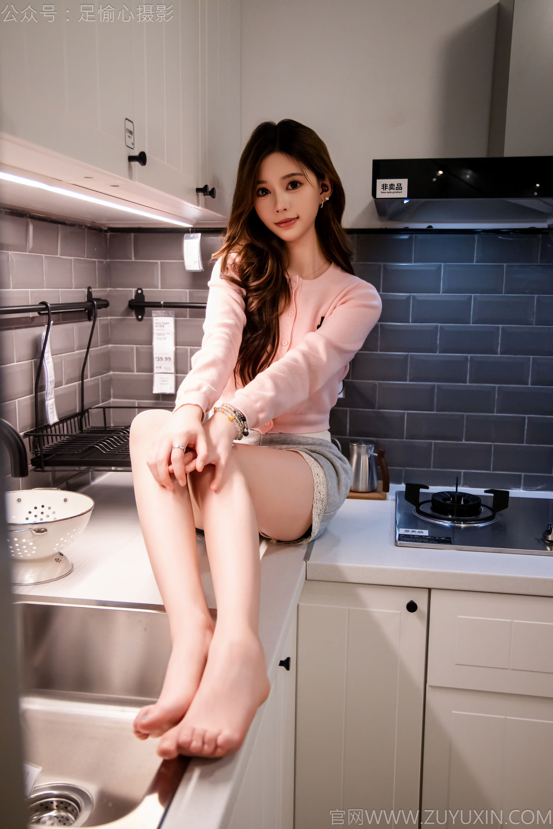 足愉心 No.014 心凌 （搭配：粉色上衣、灰色短裤、宽松板鞋、白色棉袜、裸足）/(125P)