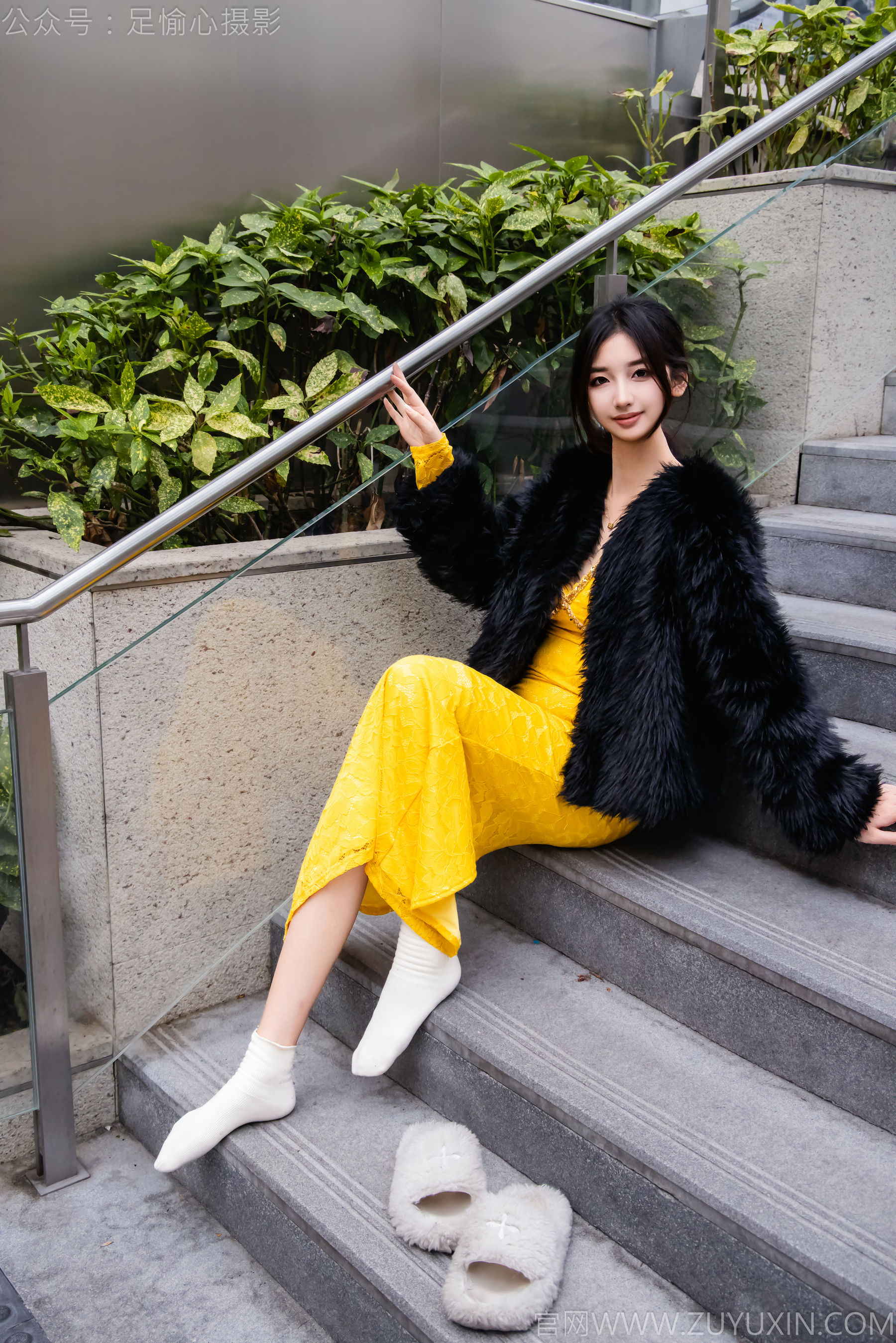 足愉心 No.010 星朵 （搭配：黑色毛衫、黄色连衣裙、绒毛拖鞋、白色棉袜、裸足）/(110P)