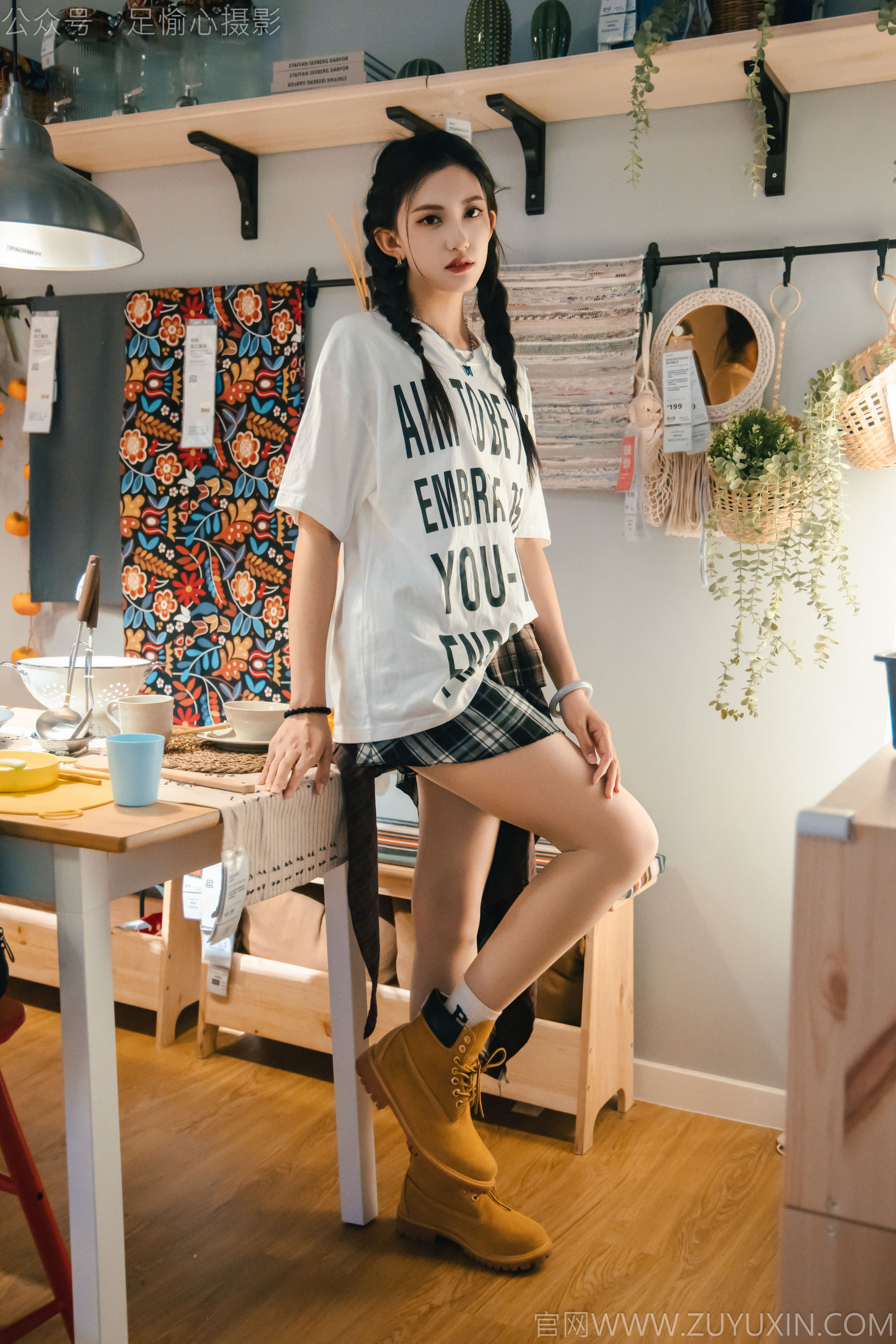 足愉心 No.015 可乐 （搭配：红色夹克、白T、短裙、马丁靴、肉丝色袜、白棉袜）/(120P)