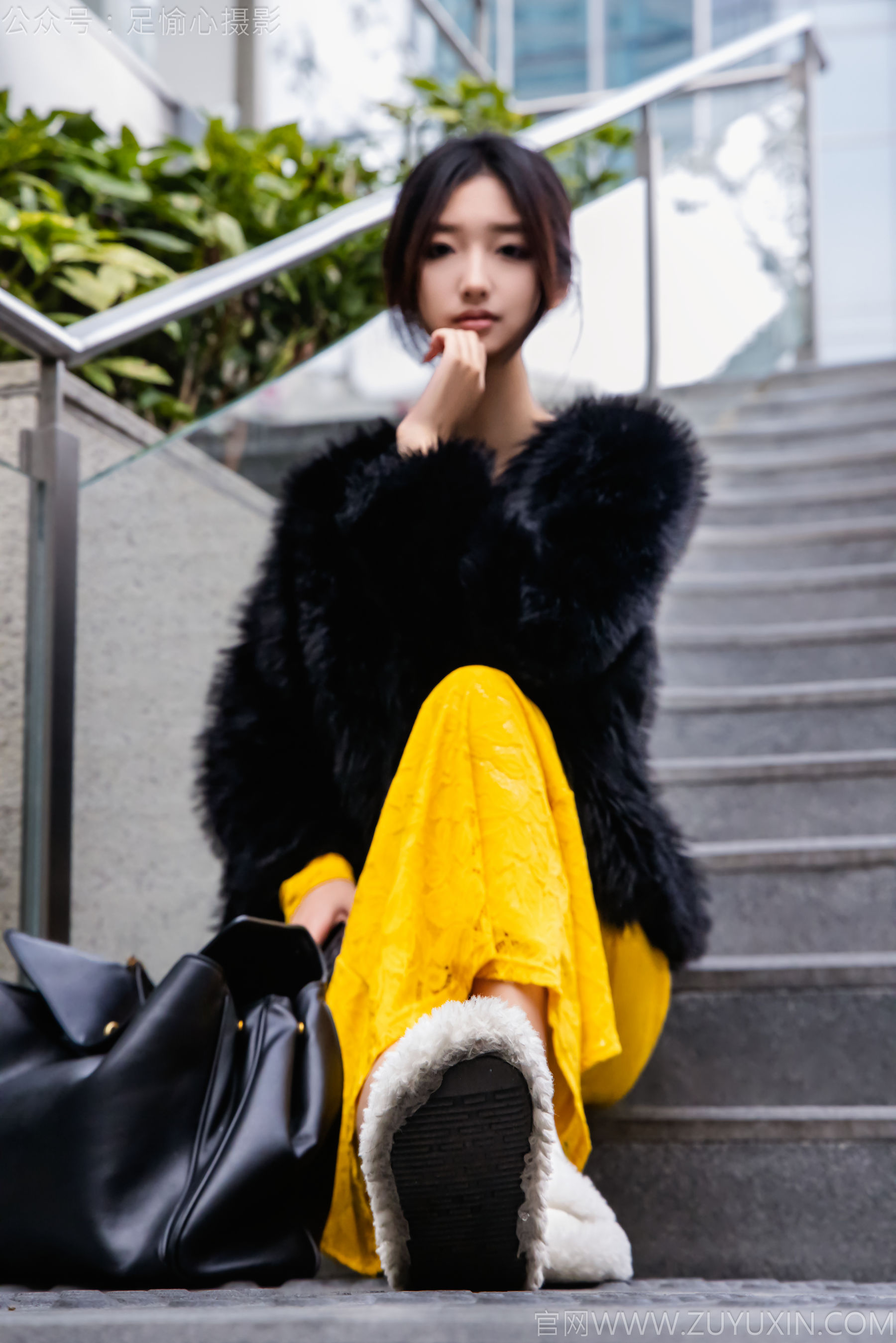 足愉心 No.010 星朵 （搭配：黑色毛衫、黄色连衣裙、绒毛拖鞋、白色棉袜、裸足）/(110P)