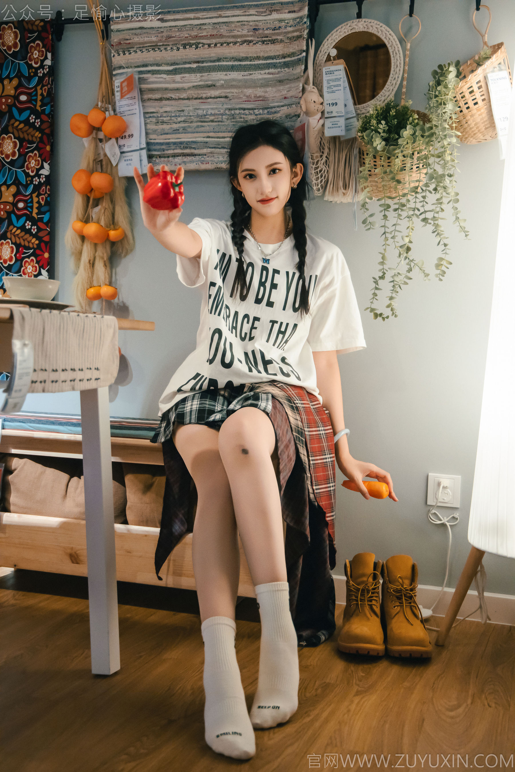 足愉心 No.015 可乐 （搭配：红色夹克、白T、短裙、马丁靴、肉丝色袜、白棉袜）/(120P)