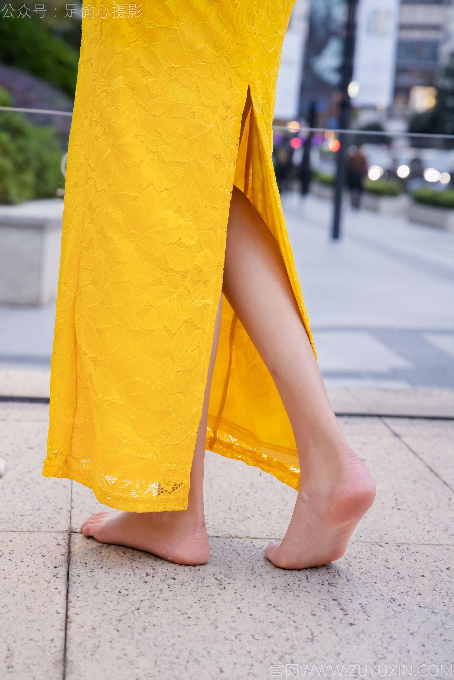 足愉心 No.010 星朵 （搭配：黑色毛衫、黄色连衣裙、绒毛拖鞋、白色棉袜、裸足）/(110P)