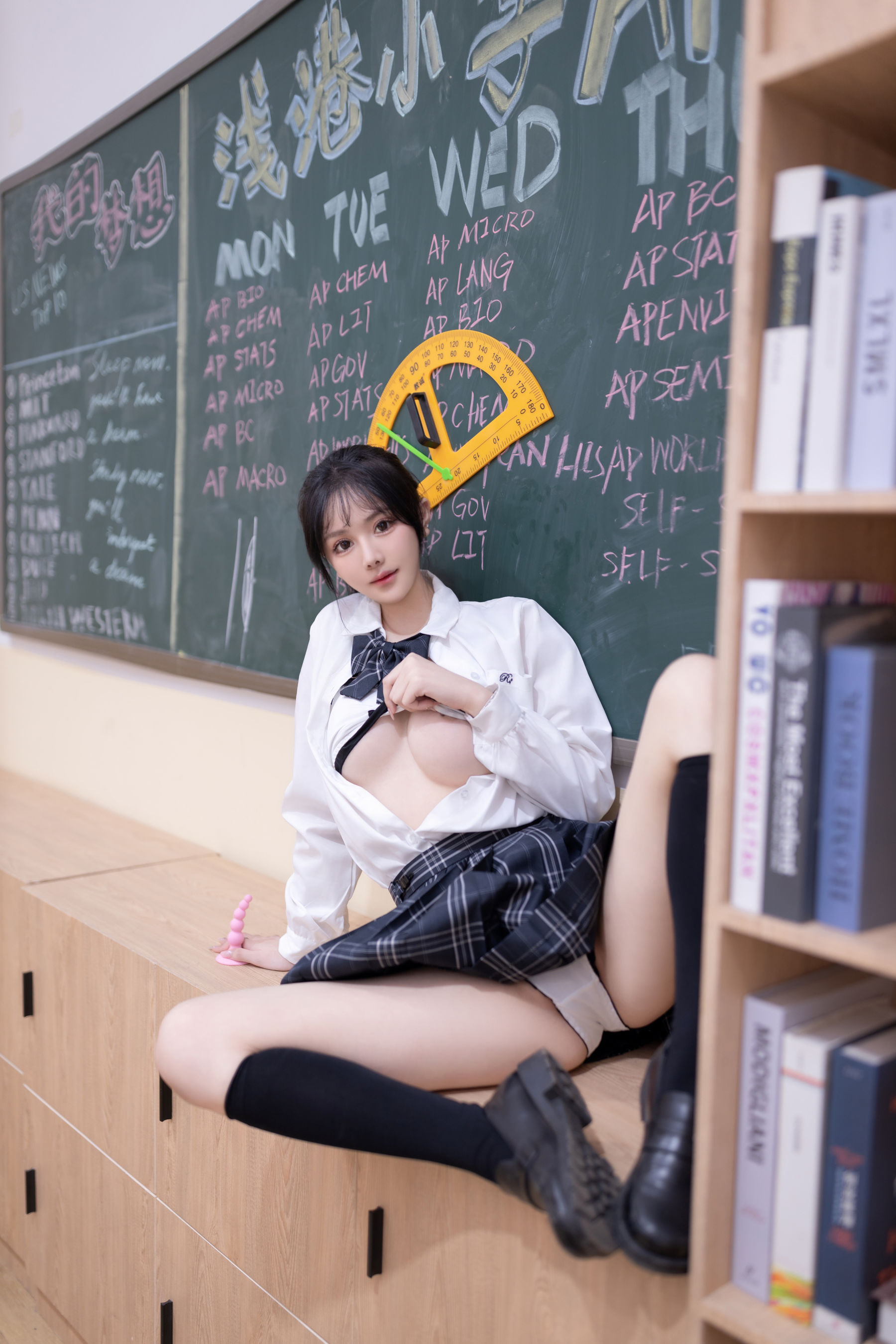 谢小蒽 教室调教写真/(100P)