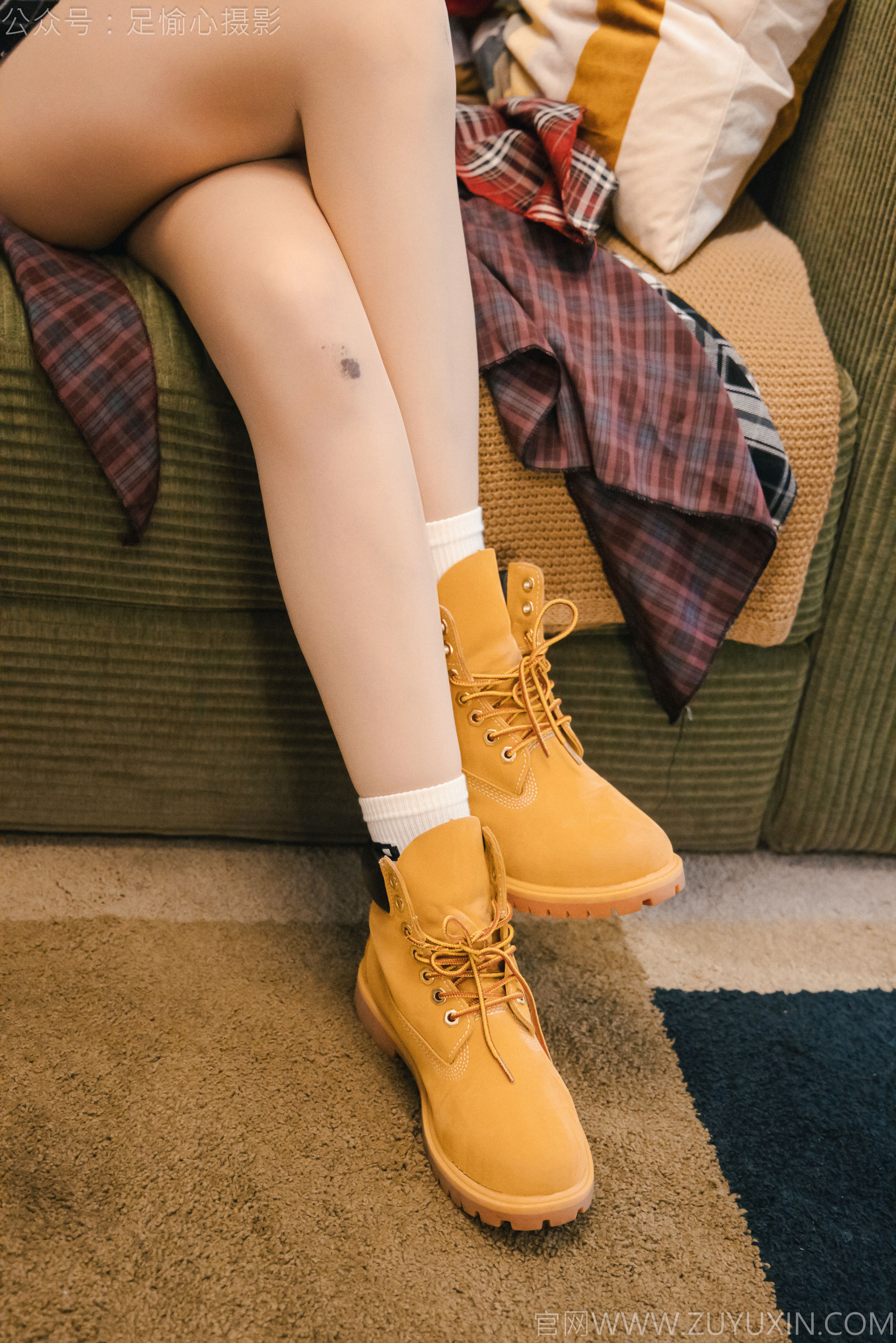 足愉心 No.015 可乐 （搭配：红色夹克、白T、短裙、马丁靴、肉丝色袜、白棉袜）/(120P)