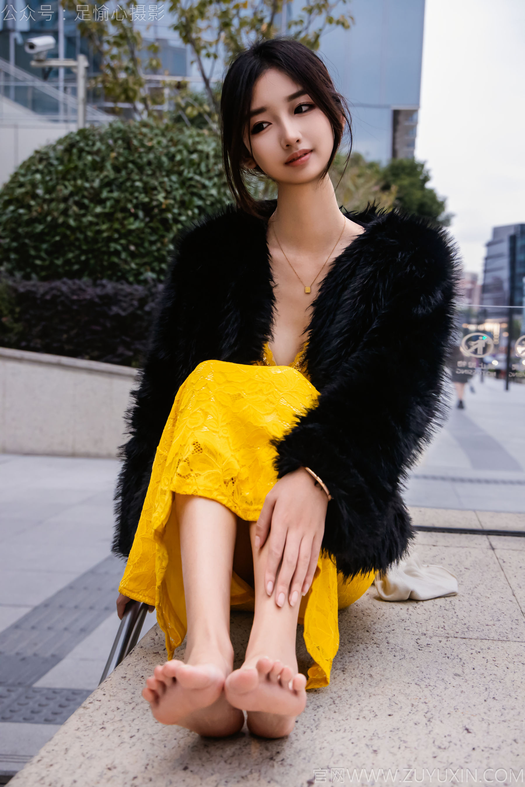 足愉心 No.010 星朵 （搭配：黑色毛衫、黄色连衣裙、绒毛拖鞋、白色棉袜、裸足）/(110P)