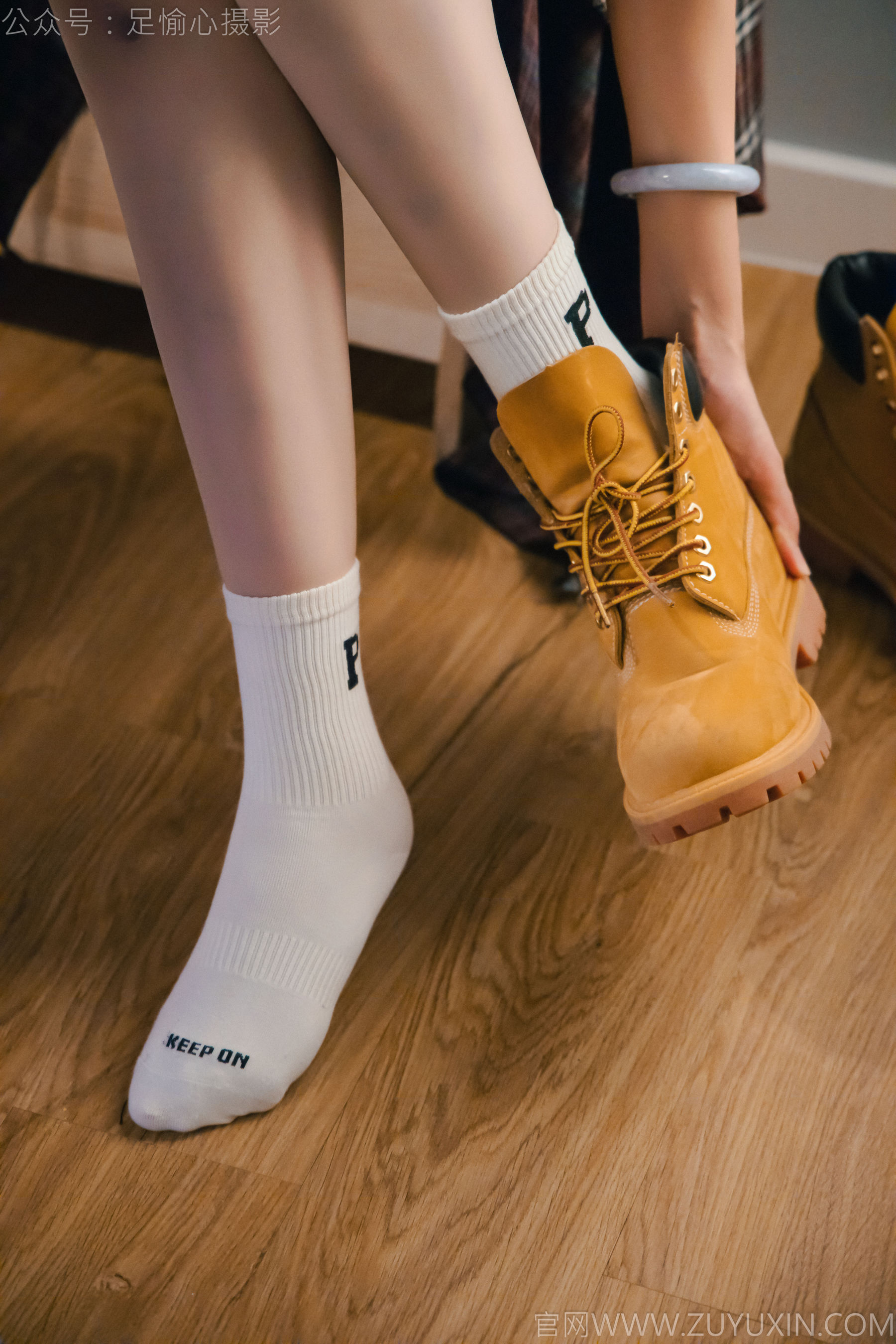 足愉心 No.015 可乐 （搭配：红色夹克、白T、短裙、马丁靴、肉丝色袜、白棉袜）/(120P)