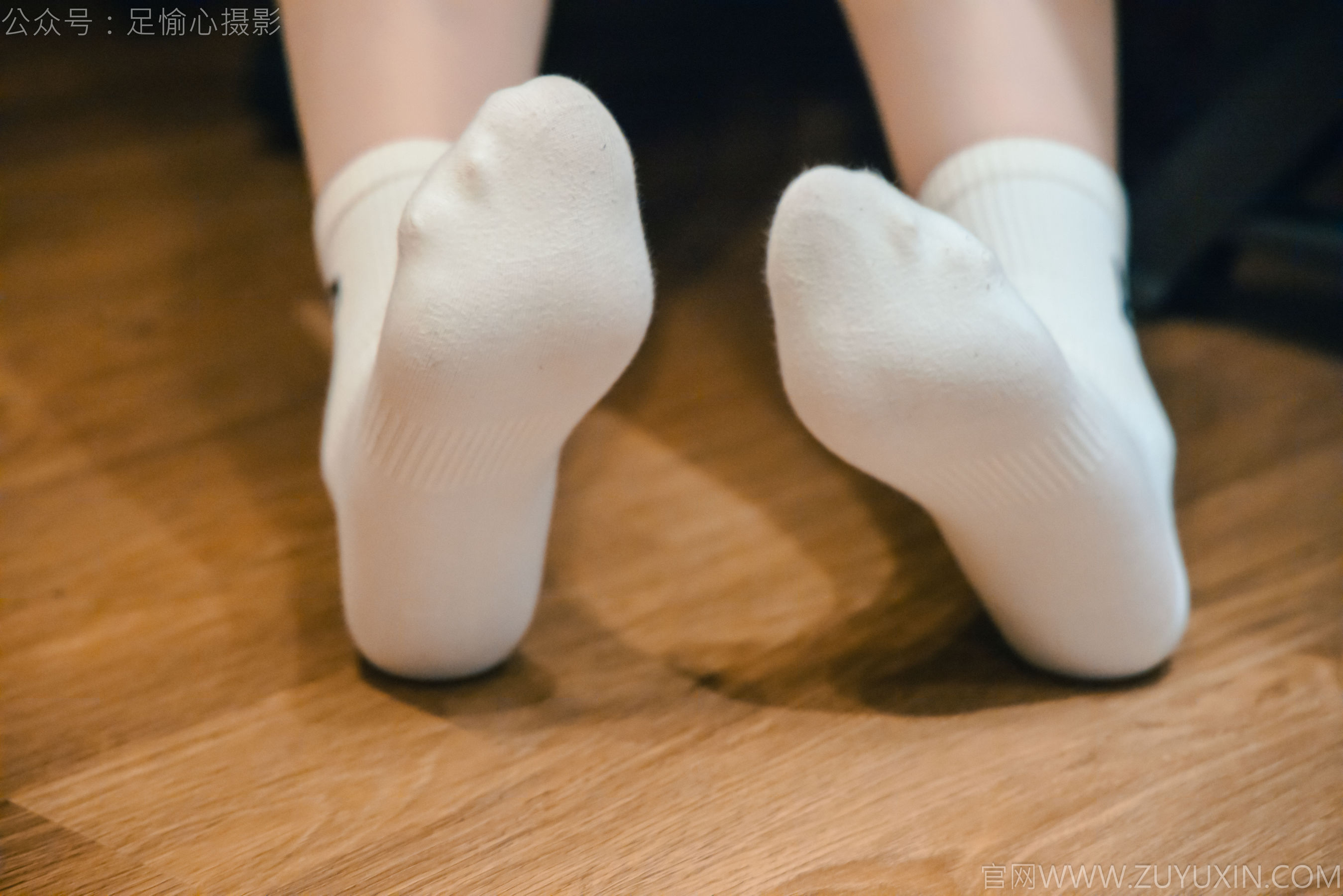 足愉心 No.015 可乐 （搭配：红色夹克、白T、短裙、马丁靴、肉丝色袜、白棉袜）/(120P)