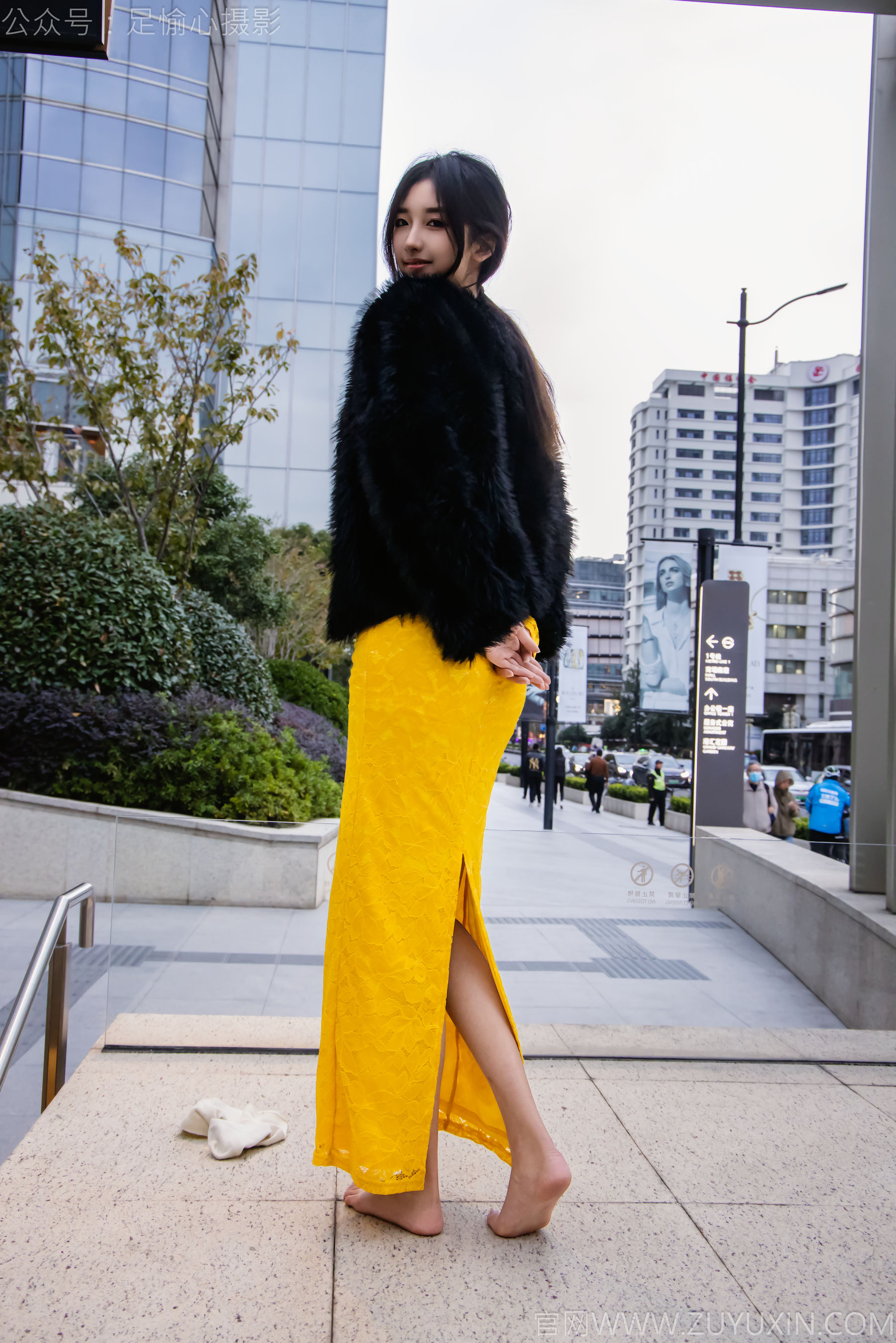 足愉心 No.010 星朵 （搭配：黑色毛衫、黄色连衣裙、绒毛拖鞋、白色棉袜、裸足）/(110P)