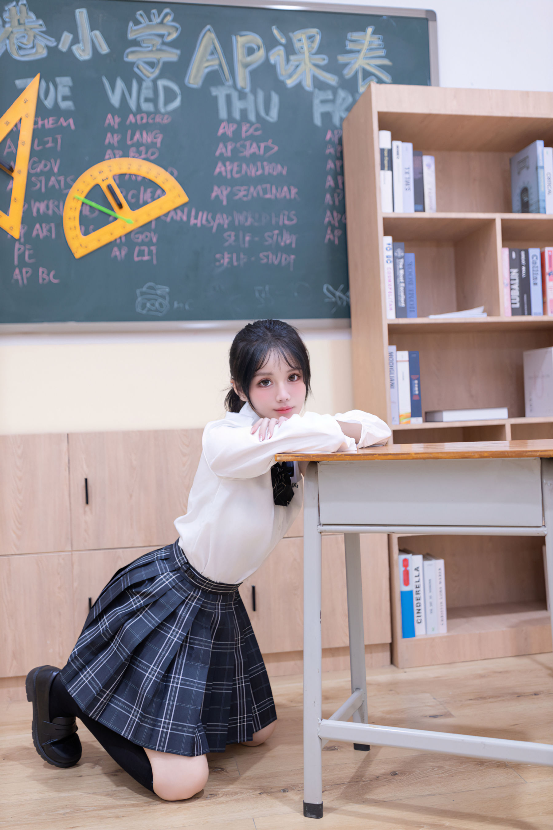 谢小蒽 教室调教写真/(100P)