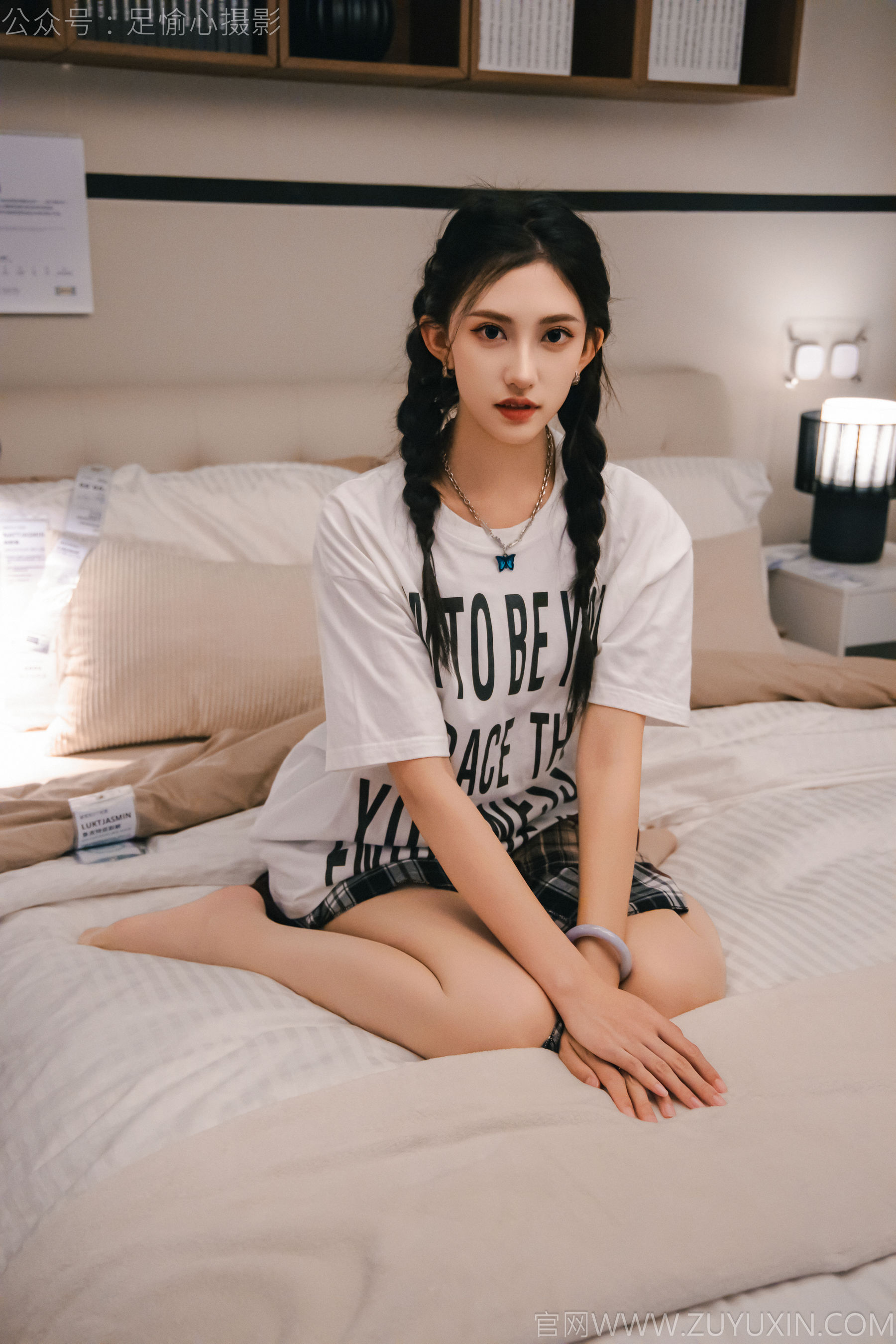 足愉心 No.015 可乐 （搭配：红色夹克、白T、短裙、马丁靴、肉丝色袜、白棉袜）/(120P)