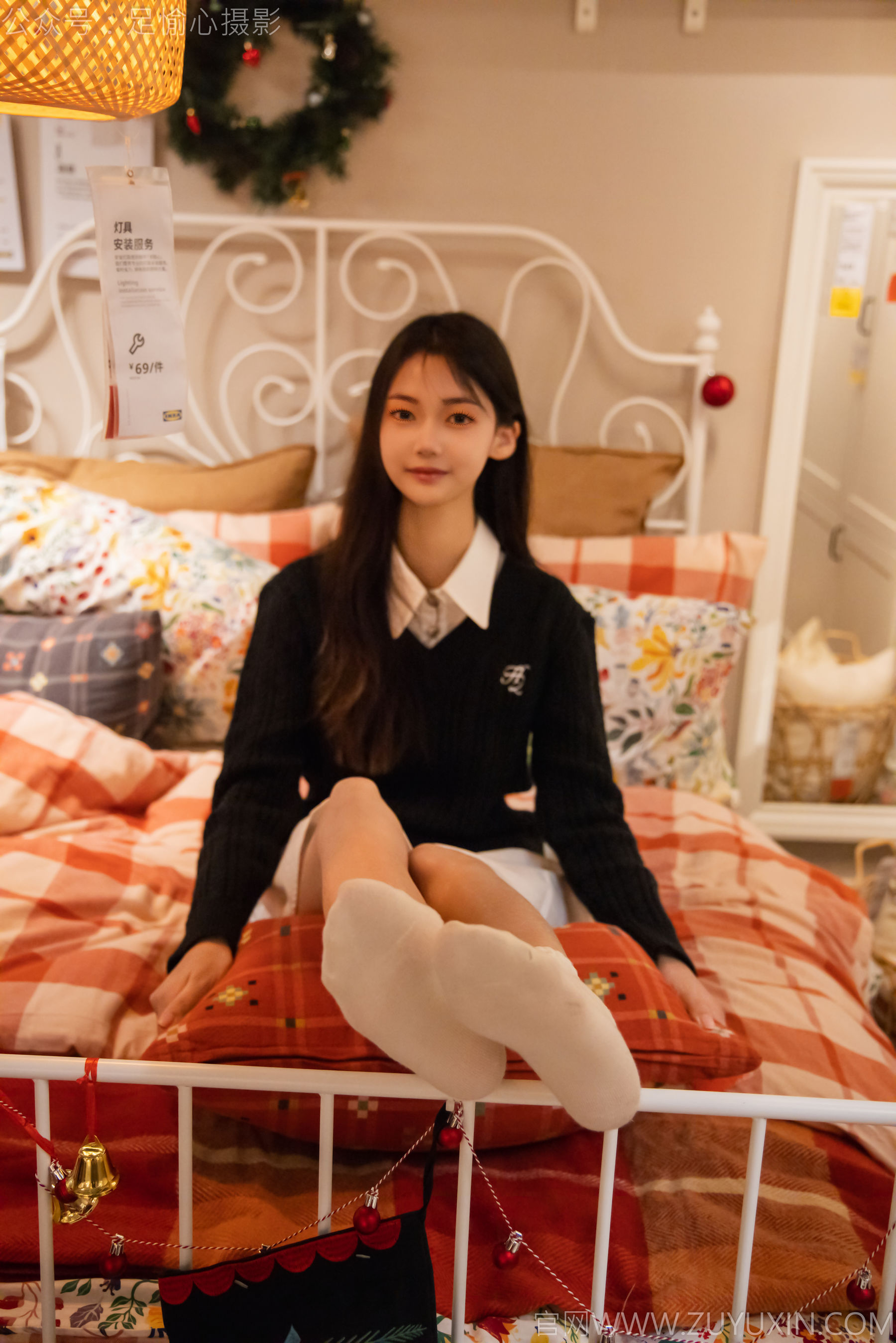 足愉心 No.013 鹿鹿 （搭配：黑色毛衣、白色短裙、洞洞鞋、白色棉袜、裸足）/(110P)