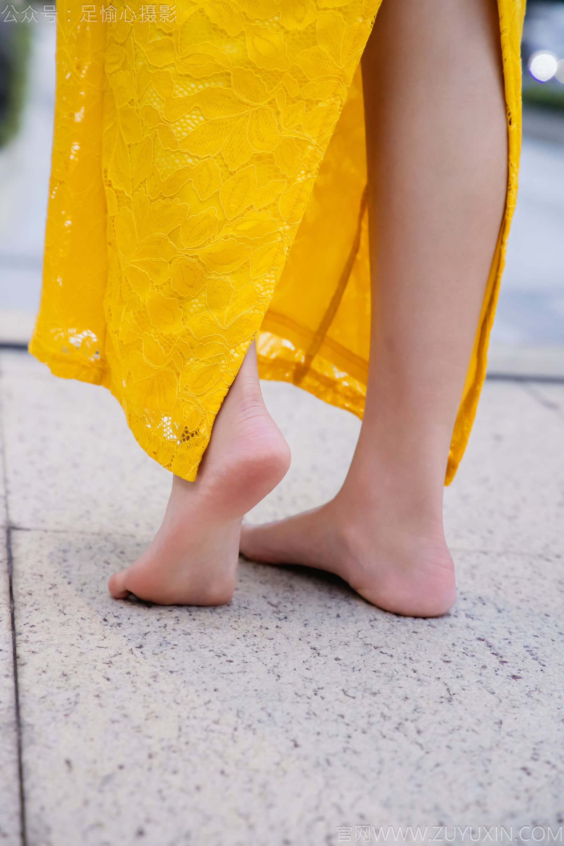 足愉心 No.010 星朵 （搭配：黑色毛衫、黄色连衣裙、绒毛拖鞋、白色棉袜、裸足）/(110P)