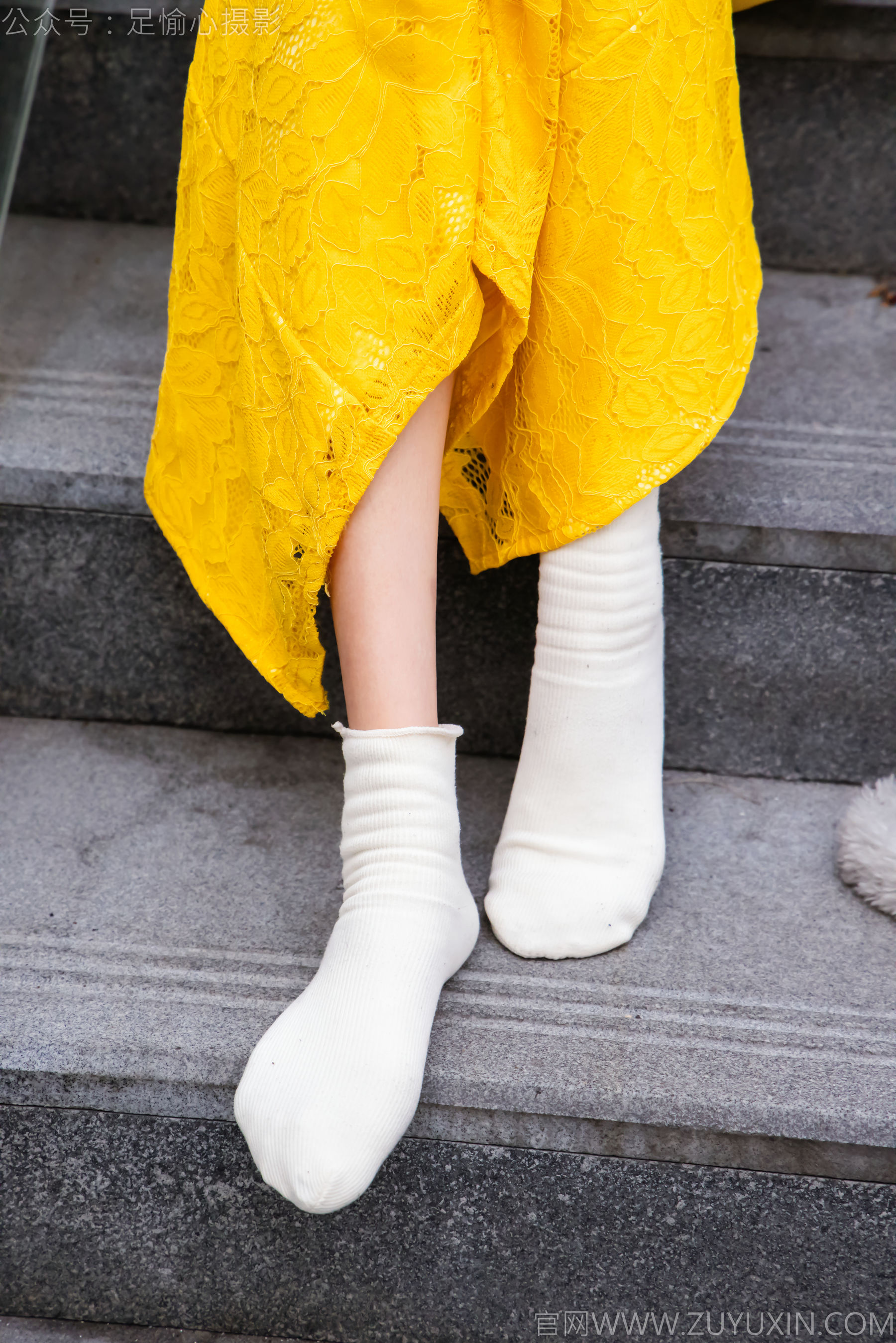 足愉心 No.010 星朵 （搭配：黑色毛衫、黄色连衣裙、绒毛拖鞋、白色棉袜、裸足）/(110P)