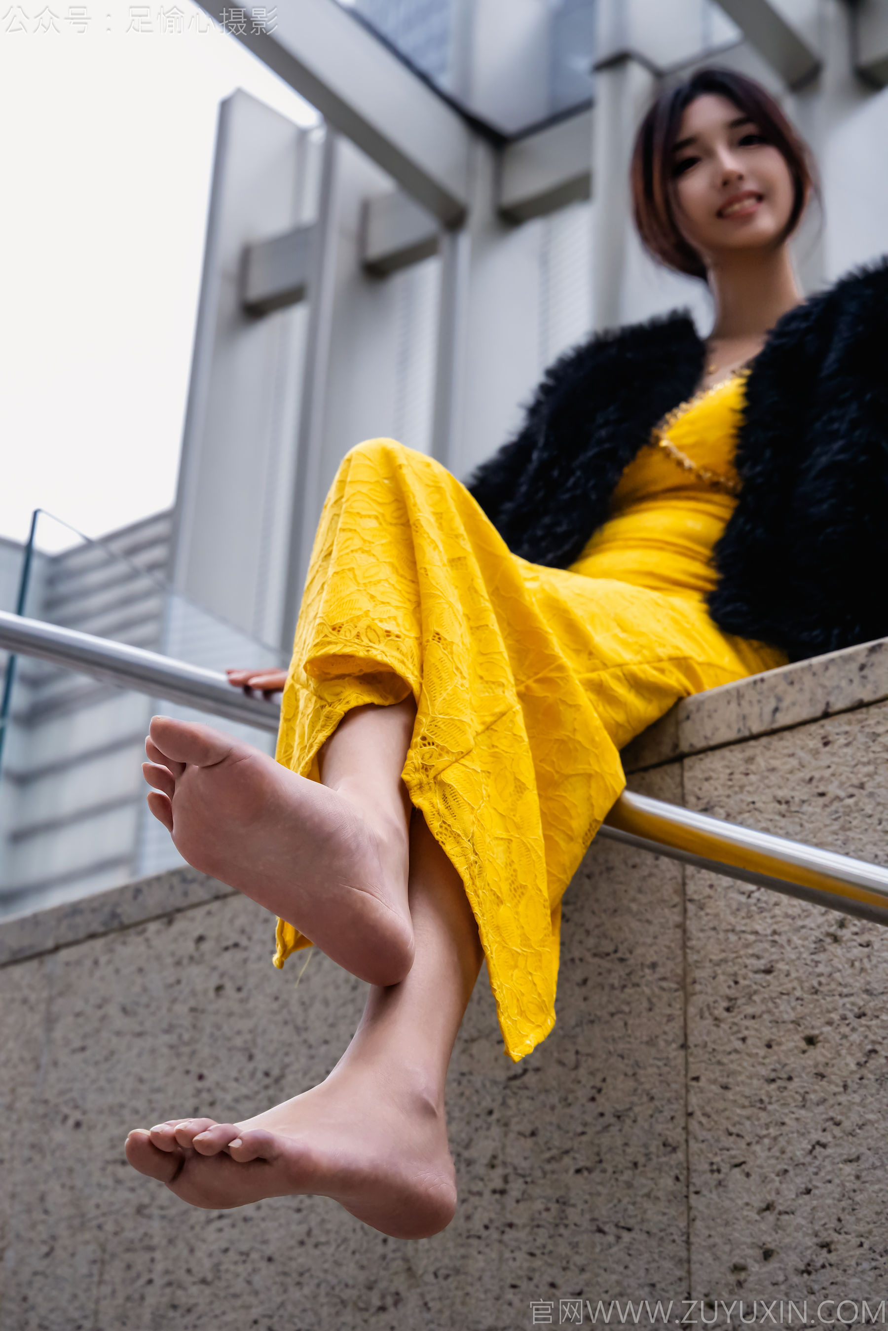 足愉心 No.010 星朵 （搭配：黑色毛衫、黄色连衣裙、绒毛拖鞋、白色棉袜、裸足）/(110P)