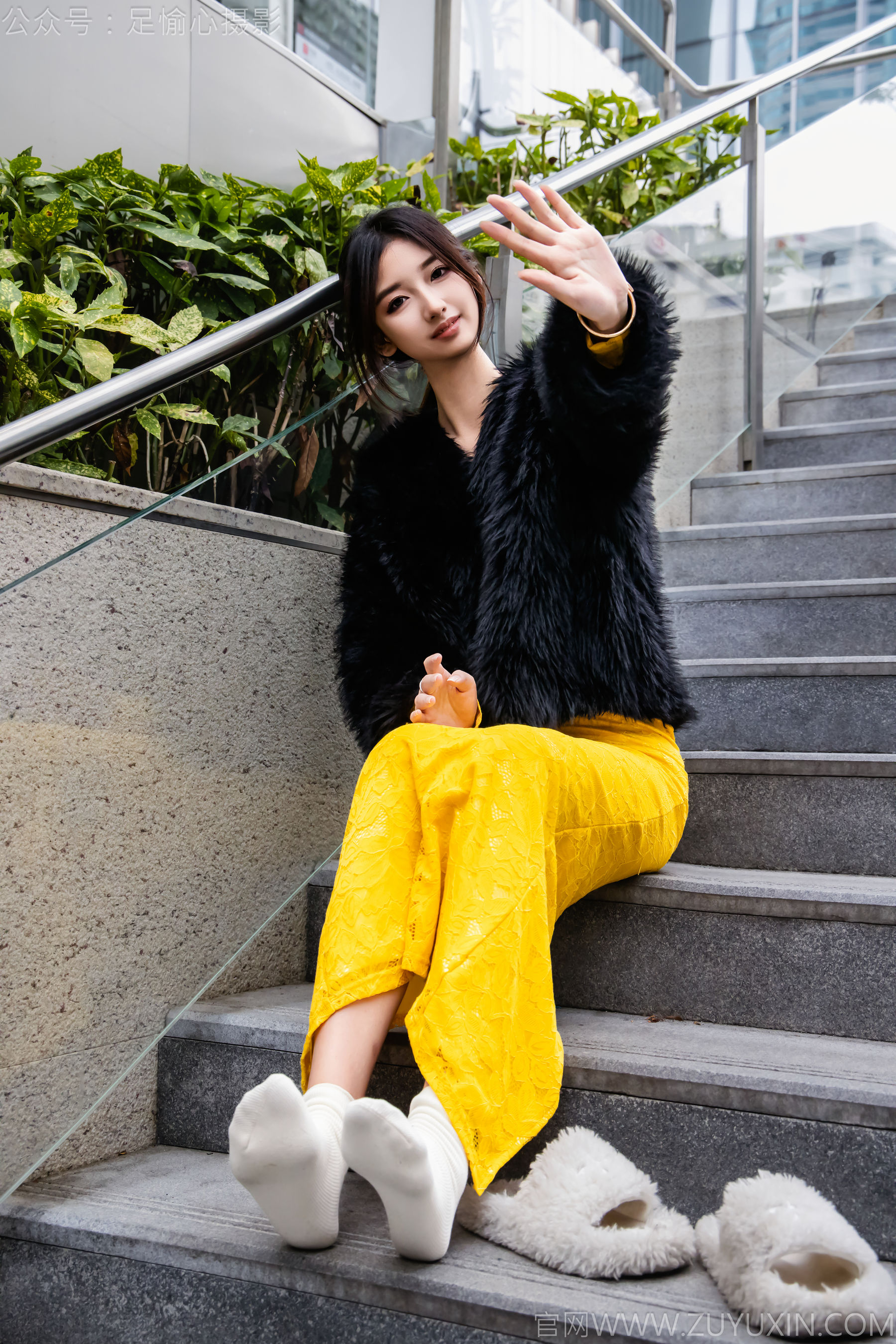 足愉心 No.010 星朵 （搭配：黑色毛衫、黄色连衣裙、绒毛拖鞋、白色棉袜、裸足）/(110P)