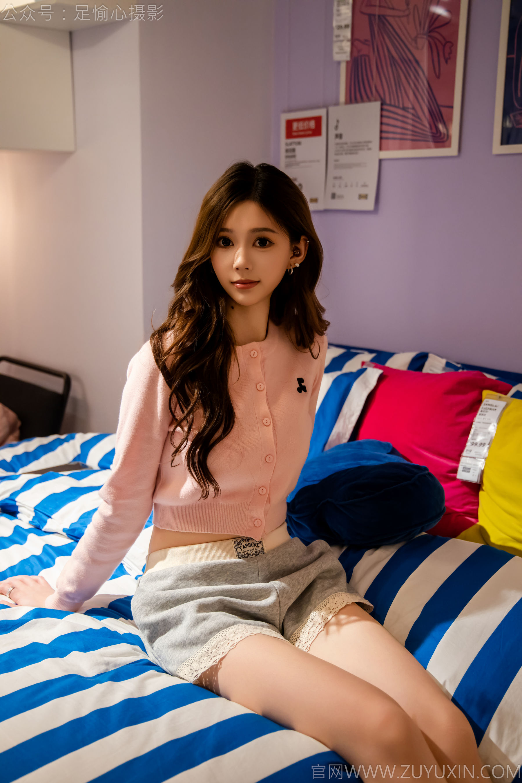 足愉心 No.014 心凌 （搭配：粉色上衣、灰色短裤、宽松板鞋、白色棉袜、裸足）/(125P)