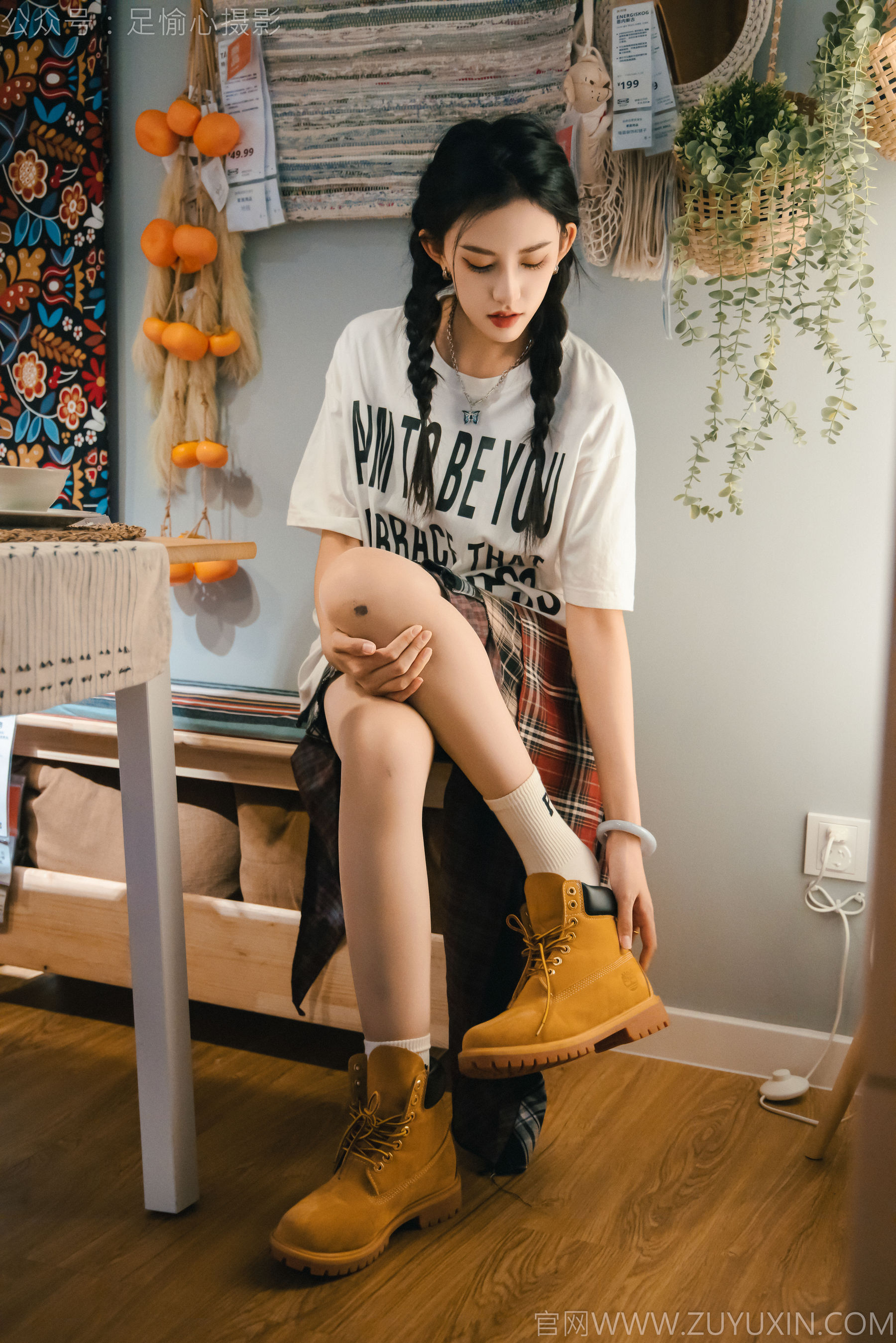 足愉心 No.015 可乐 （搭配：红色夹克、白T、短裙、马丁靴、肉丝色袜、白棉袜）/(120P)