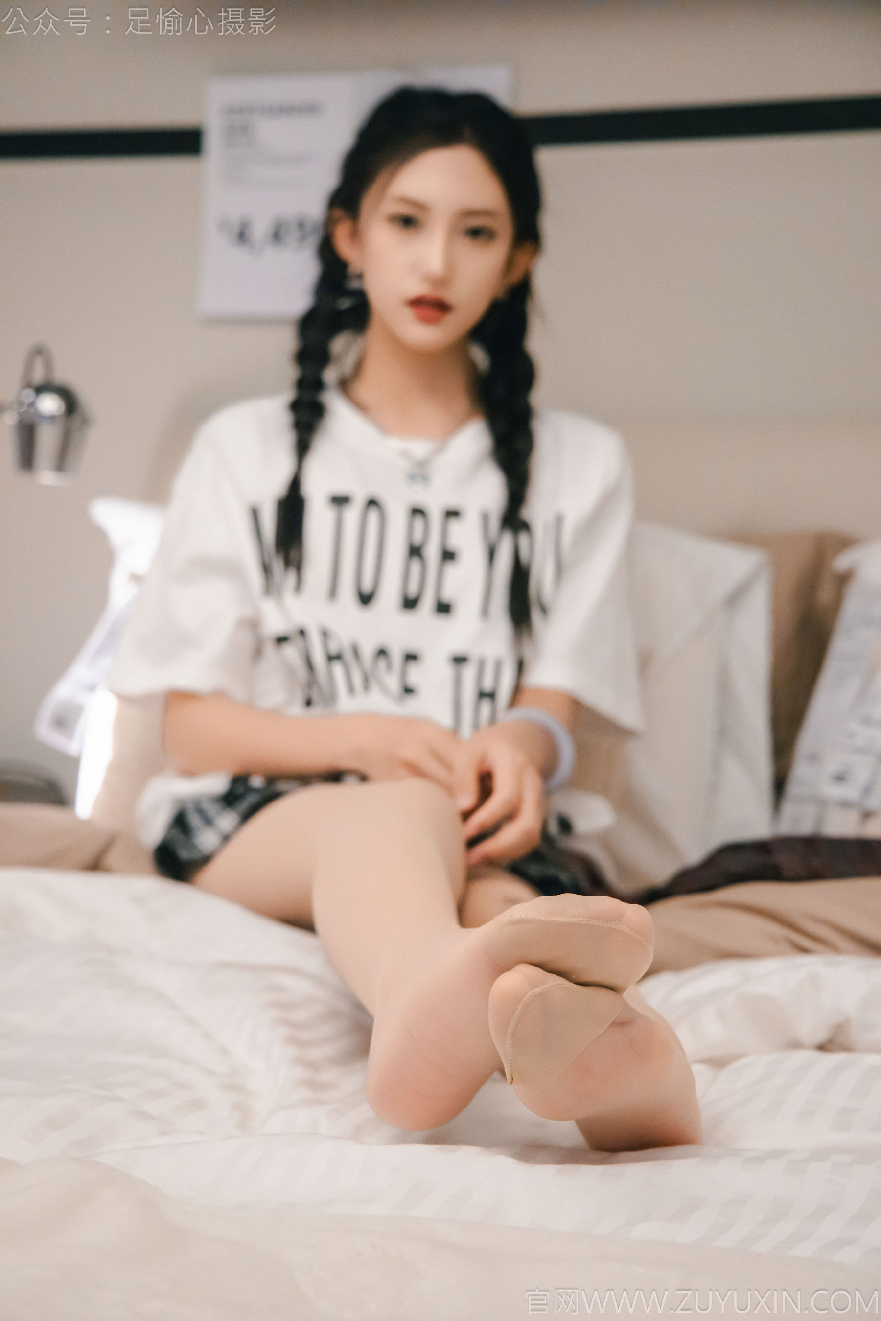 足愉心 No.015 可乐 （搭配：红色夹克、白T、短裙、马丁靴、肉丝色袜、白棉袜）/(120P)