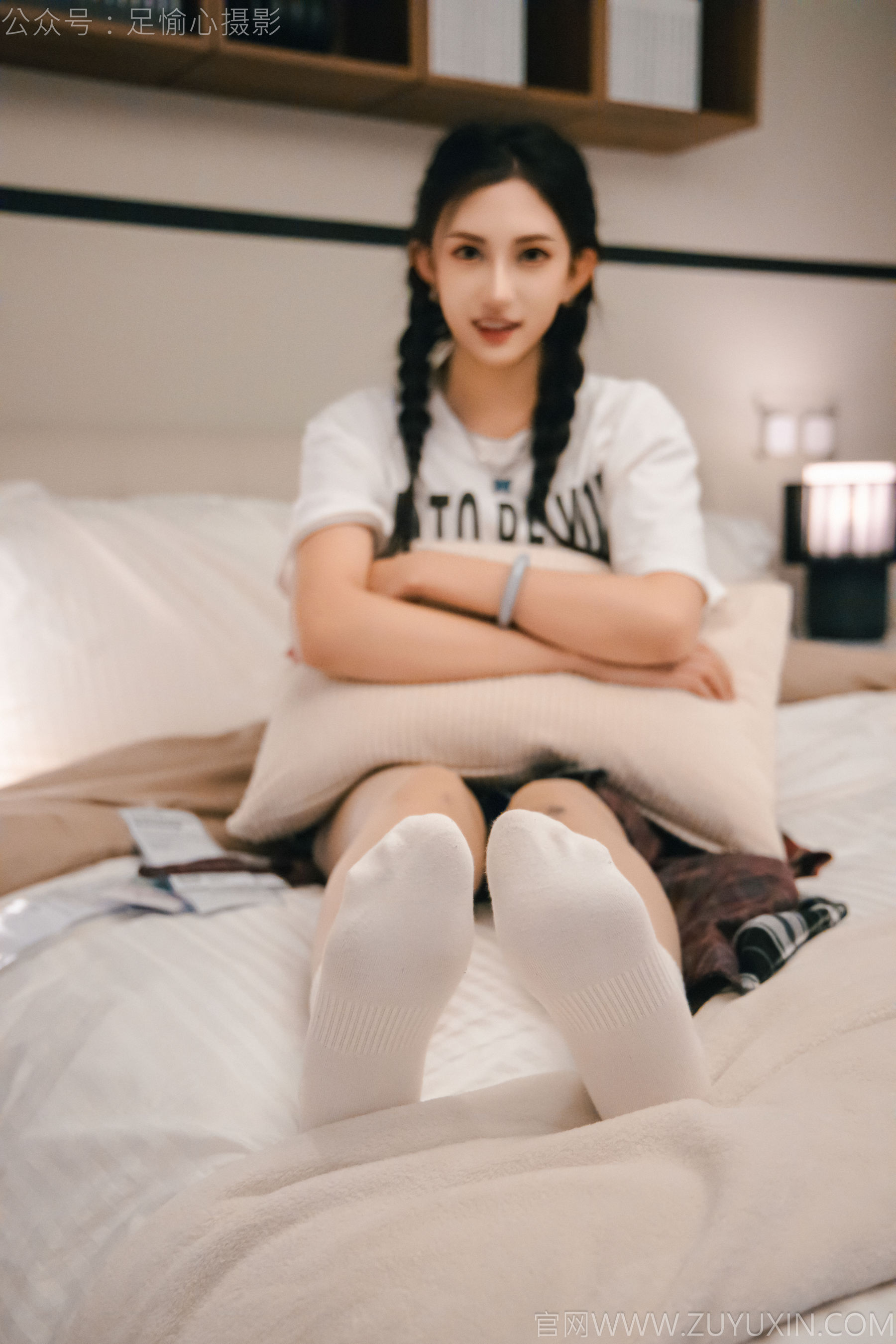 足愉心 No.015 可乐 （搭配：红色夹克、白T、短裙、马丁靴、肉丝色袜、白棉袜）/(120P)