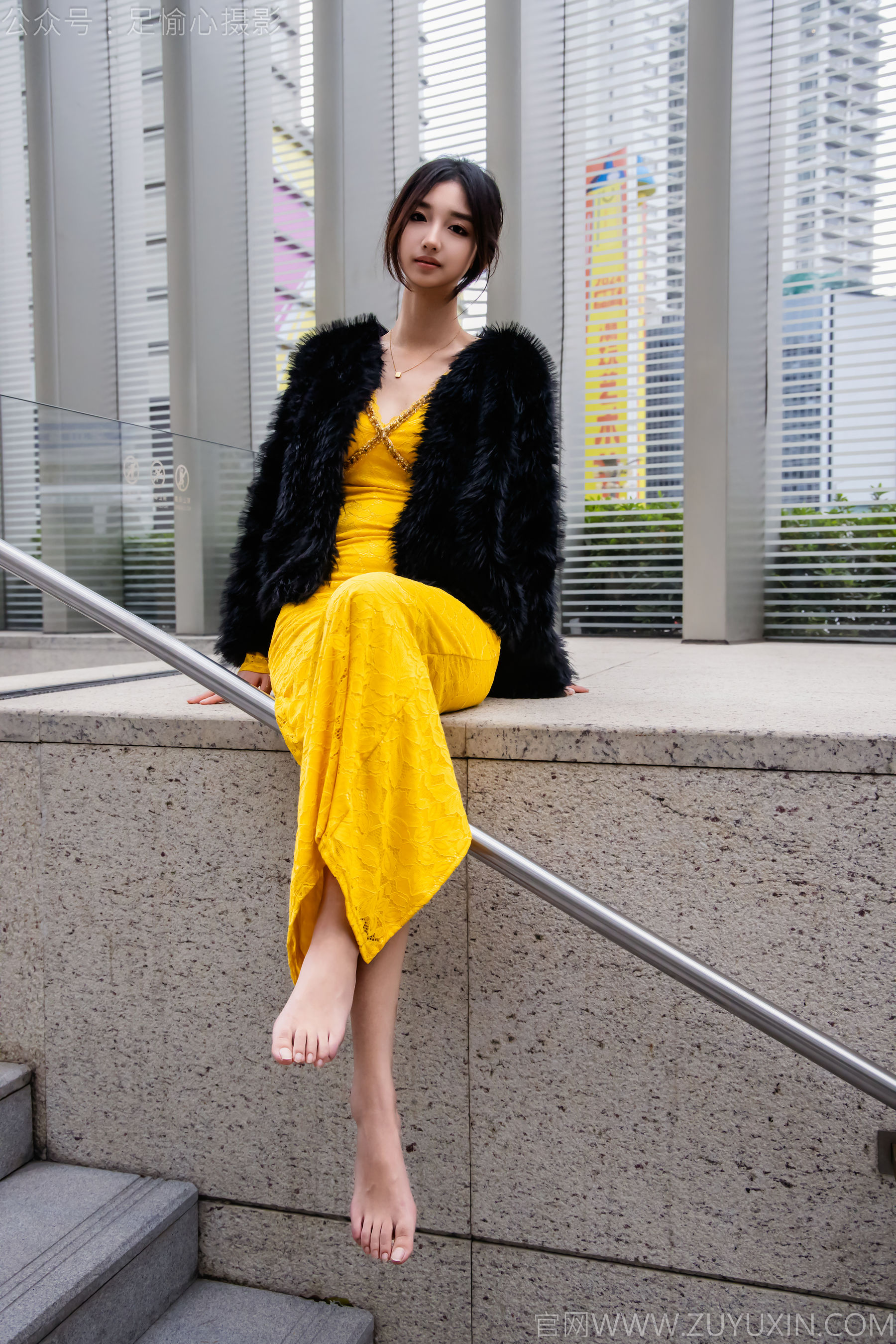 足愉心 No.010 星朵 （搭配：黑色毛衫、黄色连衣裙、绒毛拖鞋、白色棉袜、裸足）/(110P)