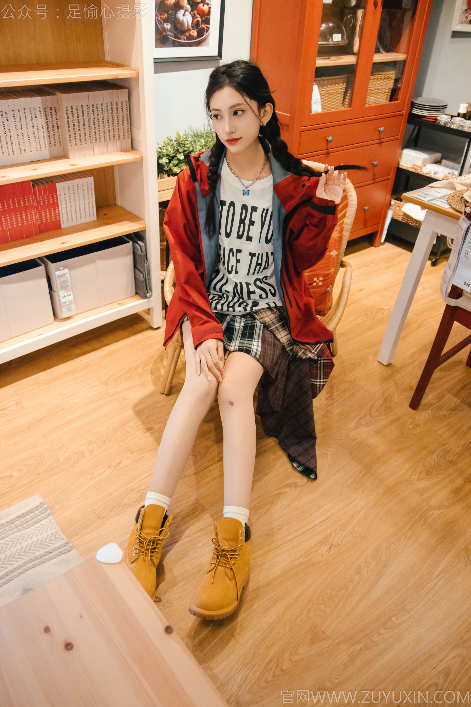 足愉心 No.015 可乐 （搭配：红色夹克、白T、短裙、马丁靴、肉丝色袜、白棉袜）/(120P)