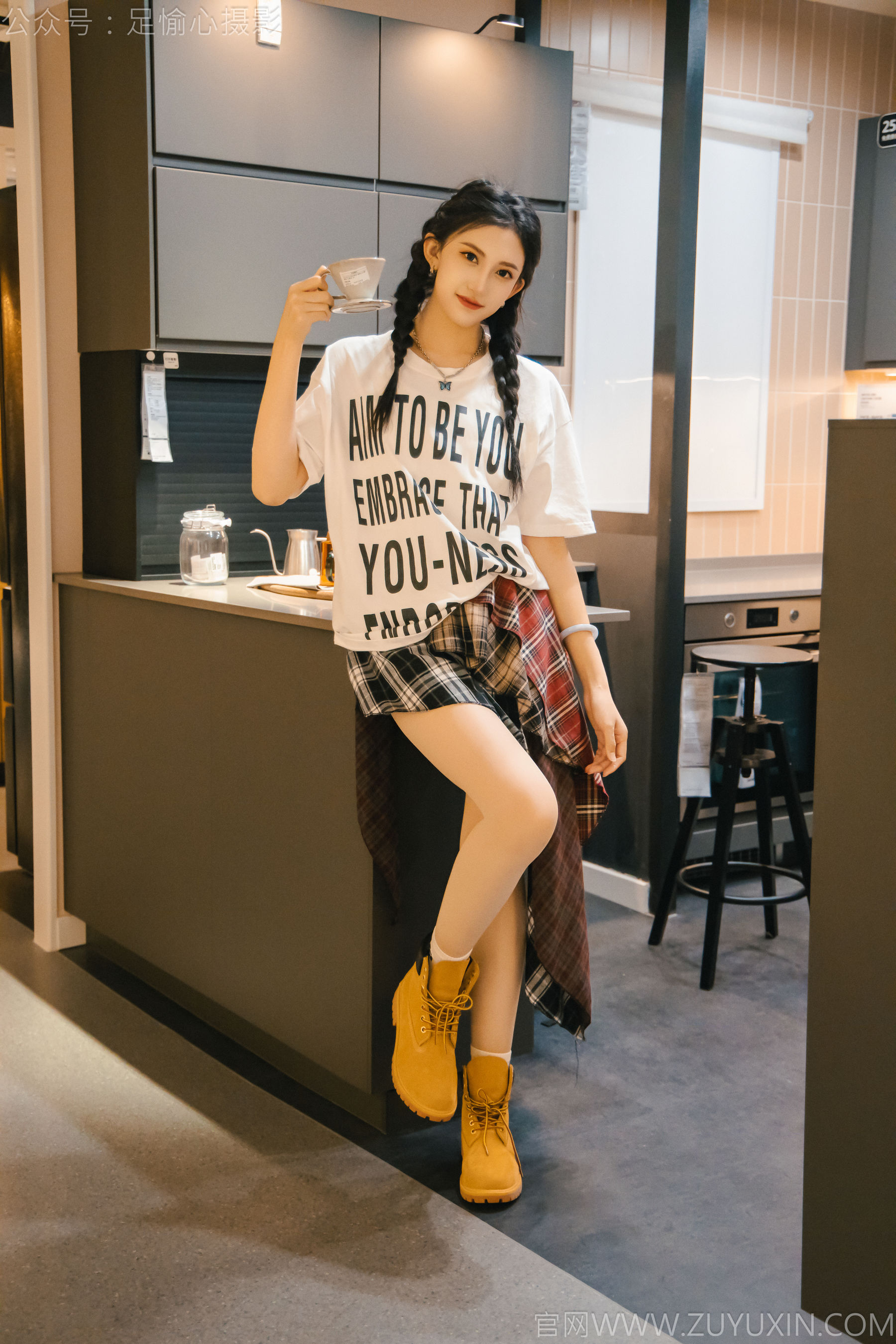 足愉心 No.015 可乐 （搭配：红色夹克、白T、短裙、马丁靴、肉丝色袜、白棉袜）/(120P)