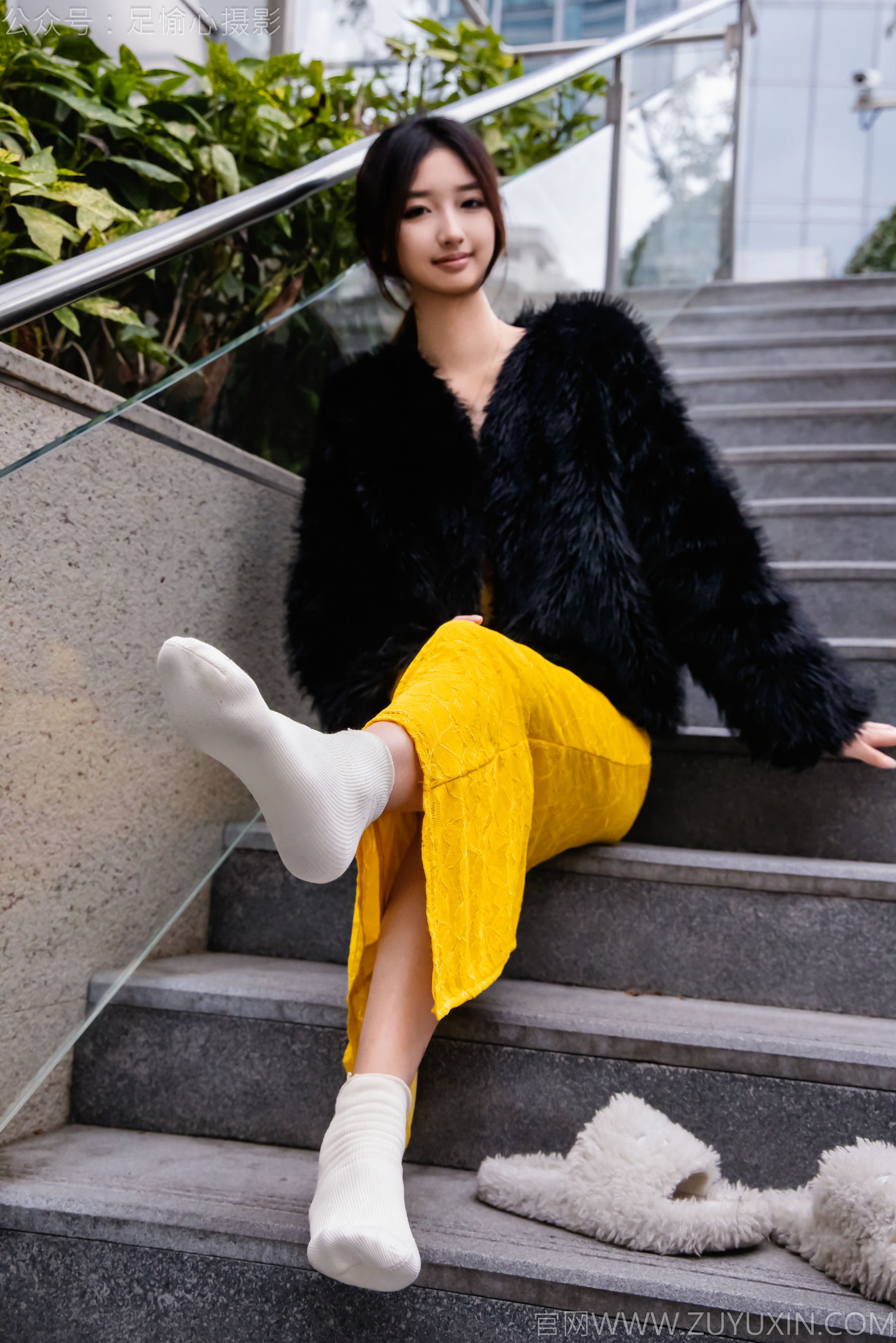 足愉心 No.010 星朵 （搭配：黑色毛衫、黄色连衣裙、绒毛拖鞋、白色棉袜、裸足）/(110P)