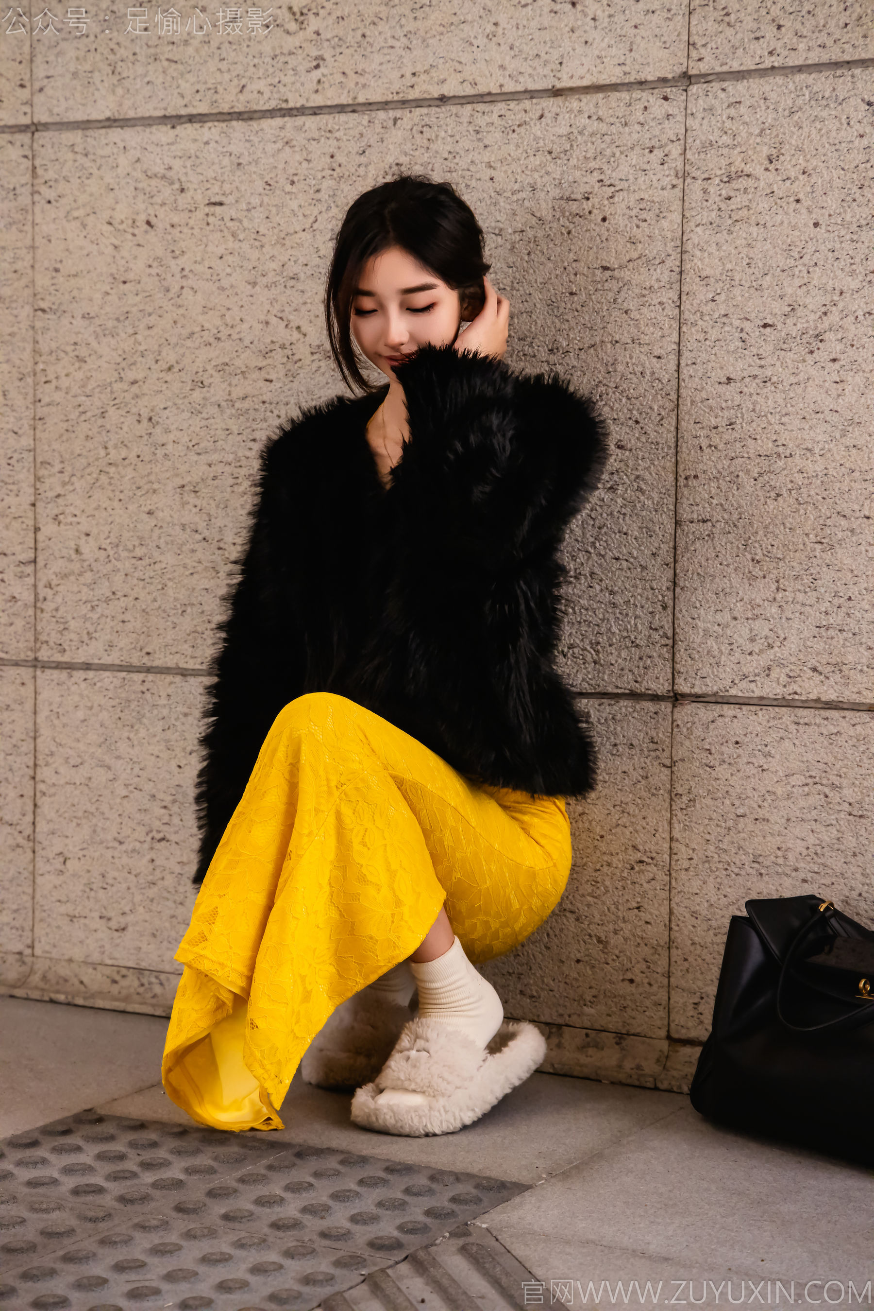 足愉心 No.010 星朵 （搭配：黑色毛衫、黄色连衣裙、绒毛拖鞋、白色棉袜、裸足）/(110P)