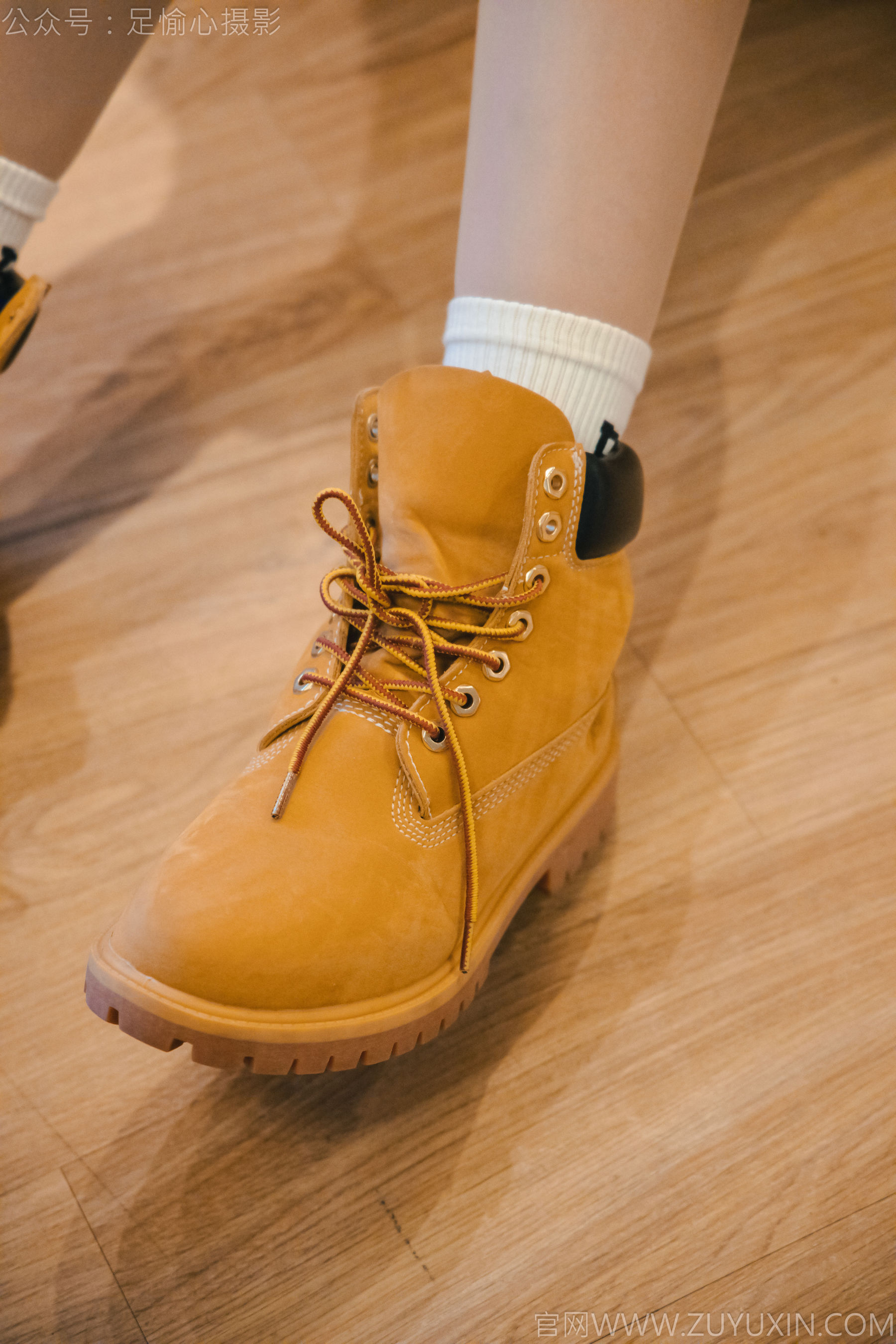 足愉心 No.015 可乐 （搭配：红色夹克、白T、短裙、马丁靴、肉丝色袜、白棉袜）/(120P)