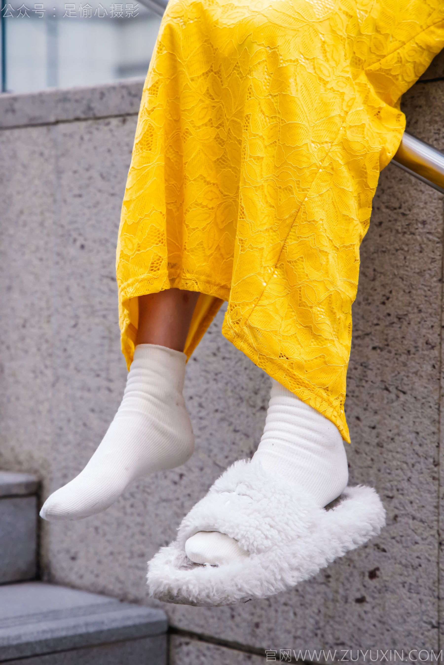 足愉心 No.010 星朵 （搭配：黑色毛衫、黄色连衣裙、绒毛拖鞋、白色棉袜、裸足）/(110P)