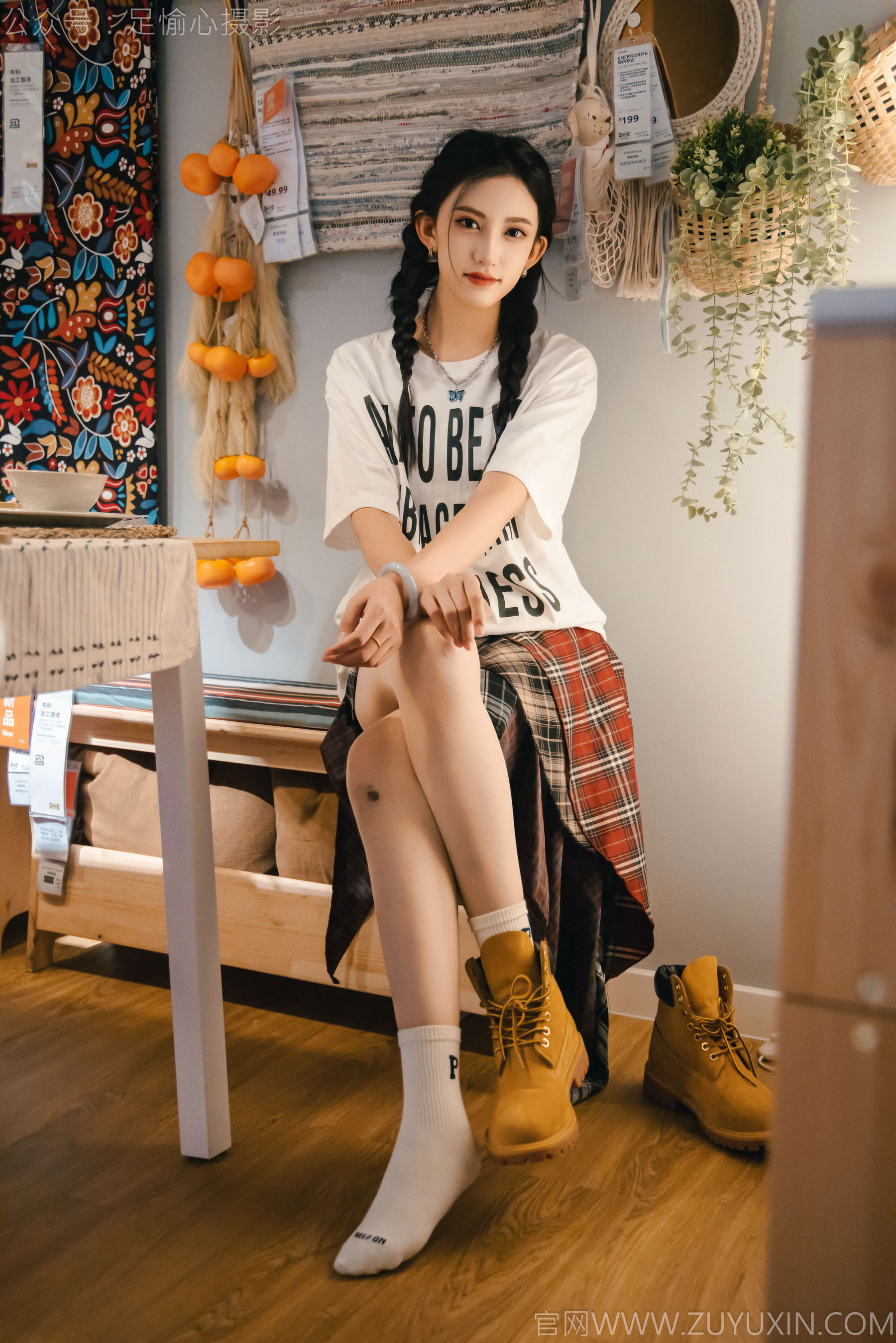 足愉心 No.015 可乐 （搭配：红色夹克、白T、短裙、马丁靴、肉丝色袜、白棉袜）/(120P)