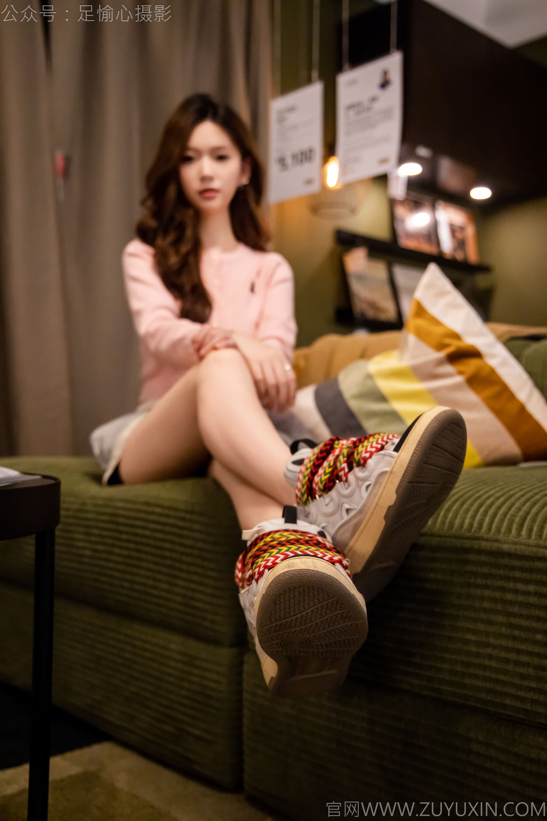 足愉心 No.014 心凌 （搭配：粉色上衣、灰色短裤、宽松板鞋、白色棉袜、裸足）/(125P)