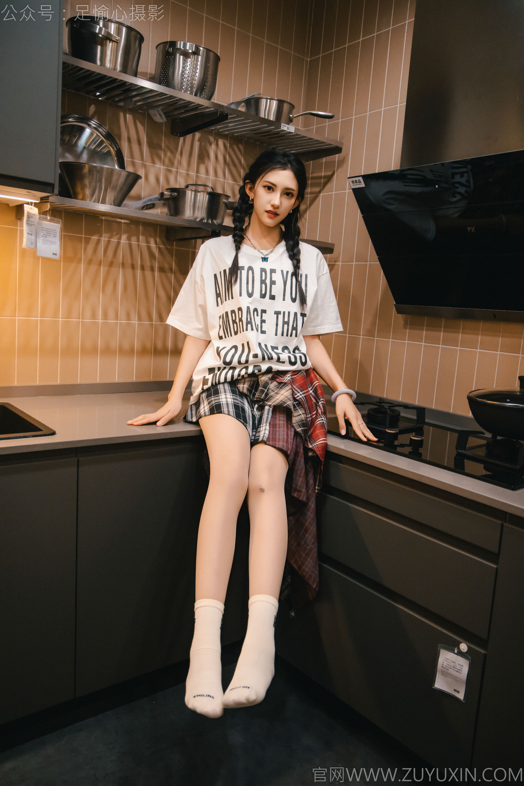 足愉心 No.015 可乐 （搭配：红色夹克、白T、短裙、马丁靴、肉丝色袜、白棉袜）/(120P)