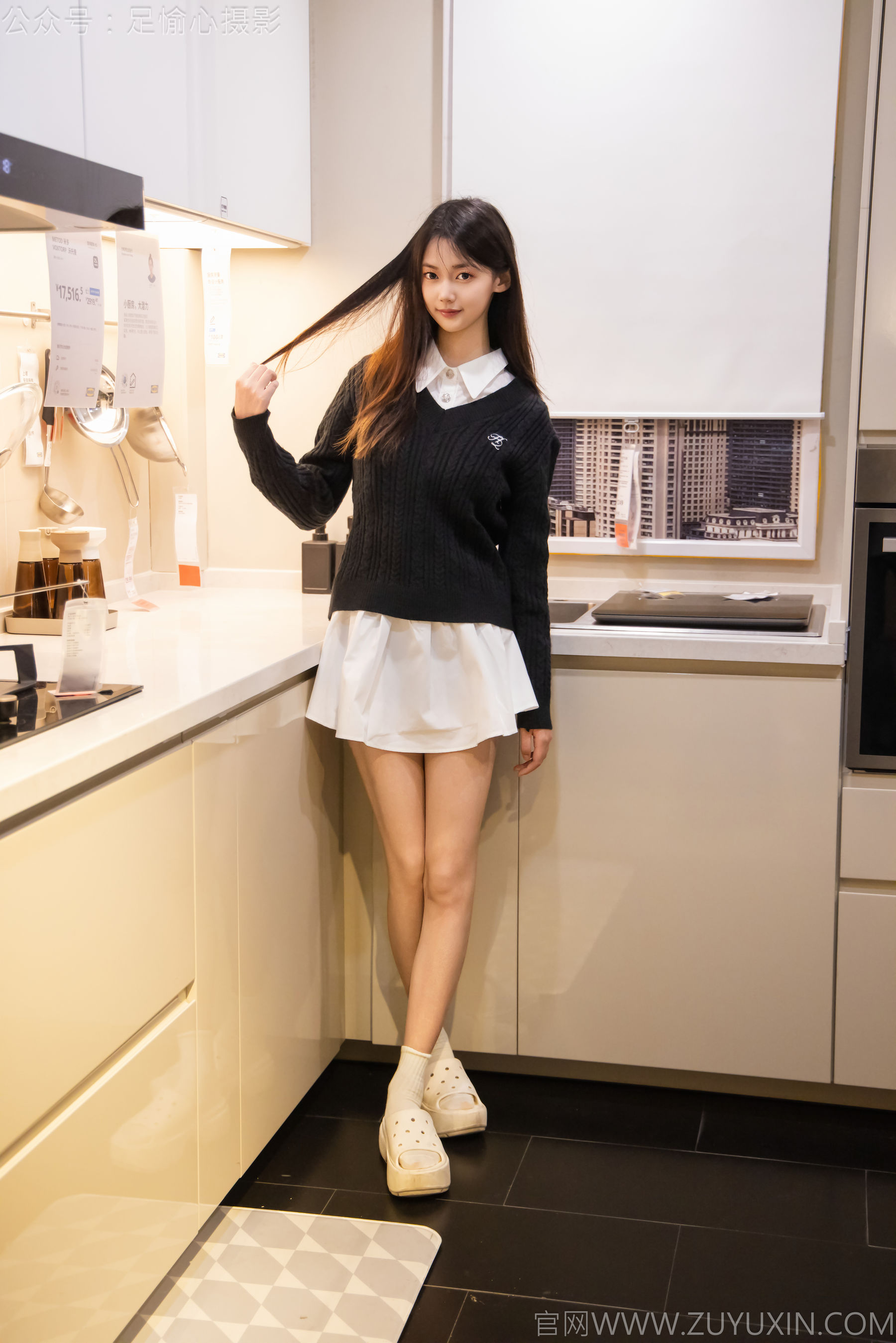 足愉心 No.013 鹿鹿 （搭配：黑色毛衣、白色短裙、洞洞鞋、白色棉袜、裸足）/(110P)