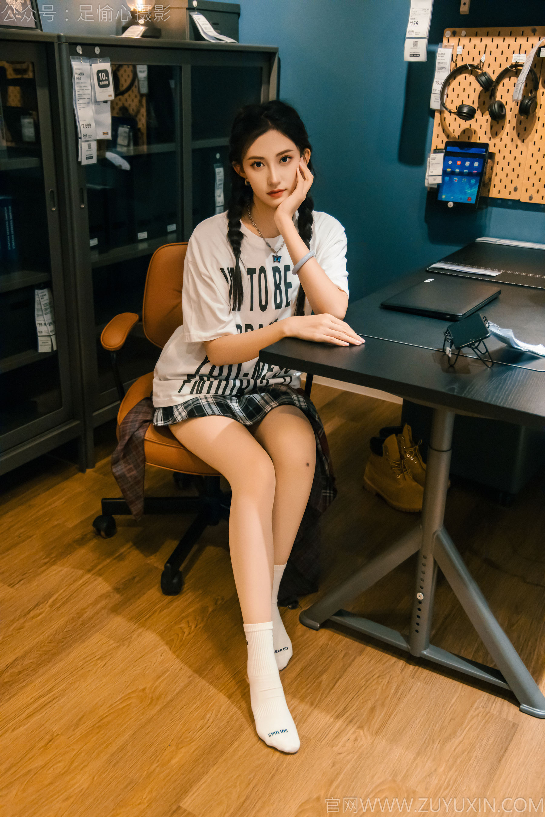 足愉心 No.015 可乐 （搭配：红色夹克、白T、短裙、马丁靴、肉丝色袜、白棉袜）/(120P)