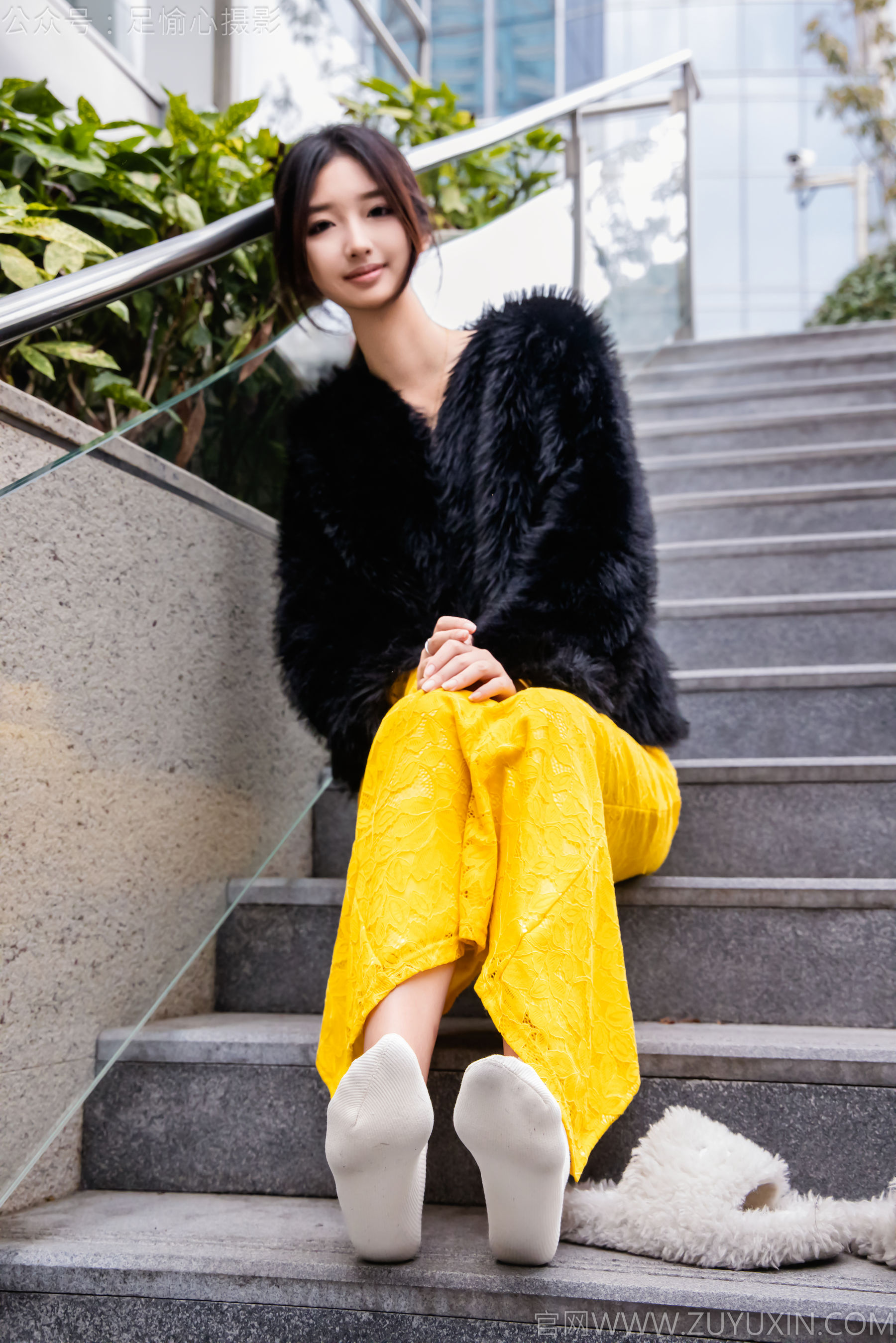 足愉心 No.010 星朵 （搭配：黑色毛衫、黄色连衣裙、绒毛拖鞋、白色棉袜、裸足）/(110P)