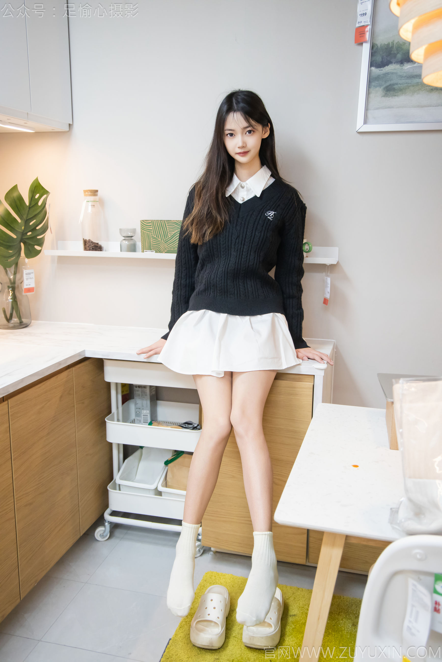 足愉心 No.013 鹿鹿 （搭配：黑色毛衣、白色短裙、洞洞鞋、白色棉袜、裸足）/(110P)