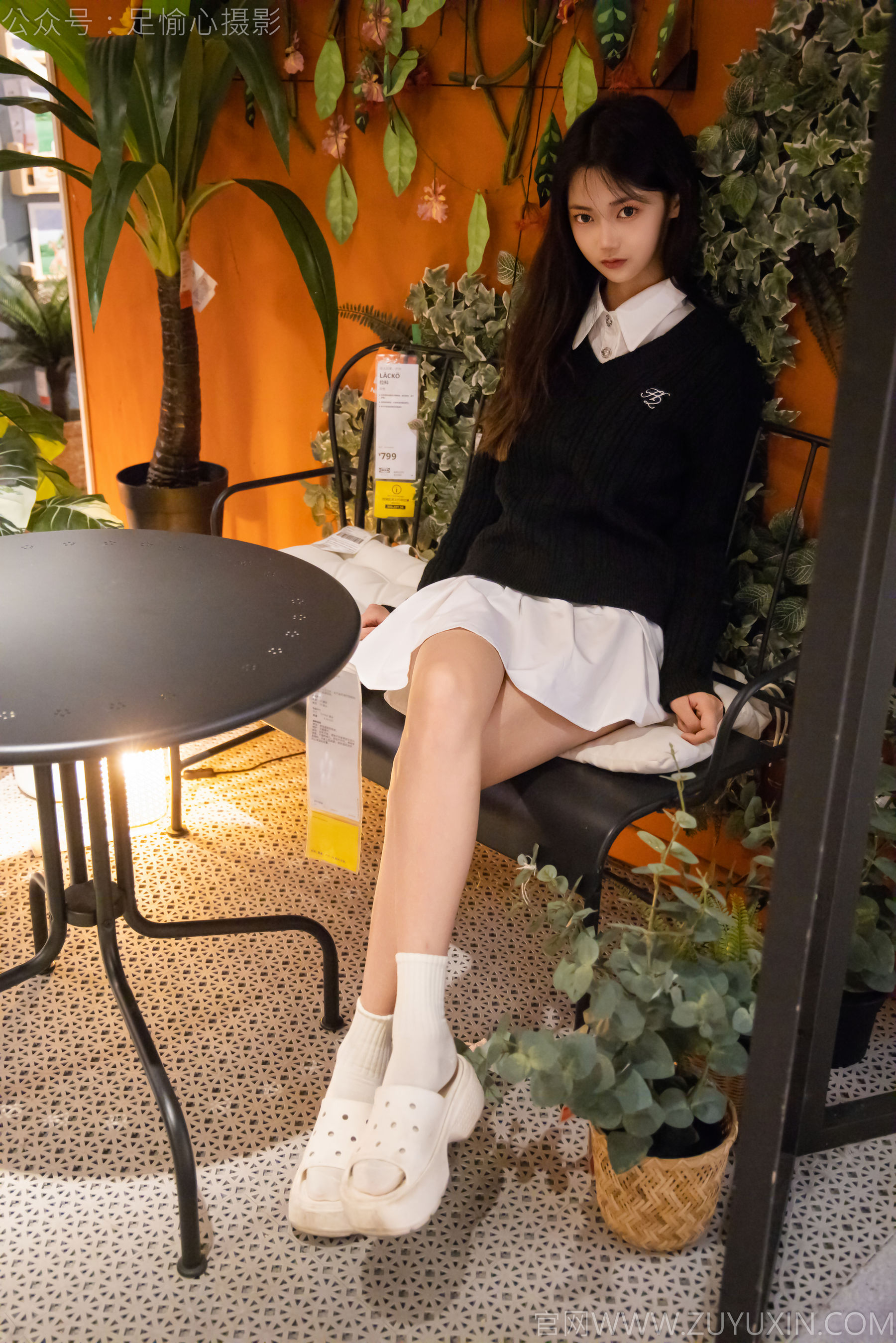 足愉心 No.013 鹿鹿 （搭配：黑色毛衣、白色短裙、洞洞鞋、白色棉袜、裸足）/(110P)