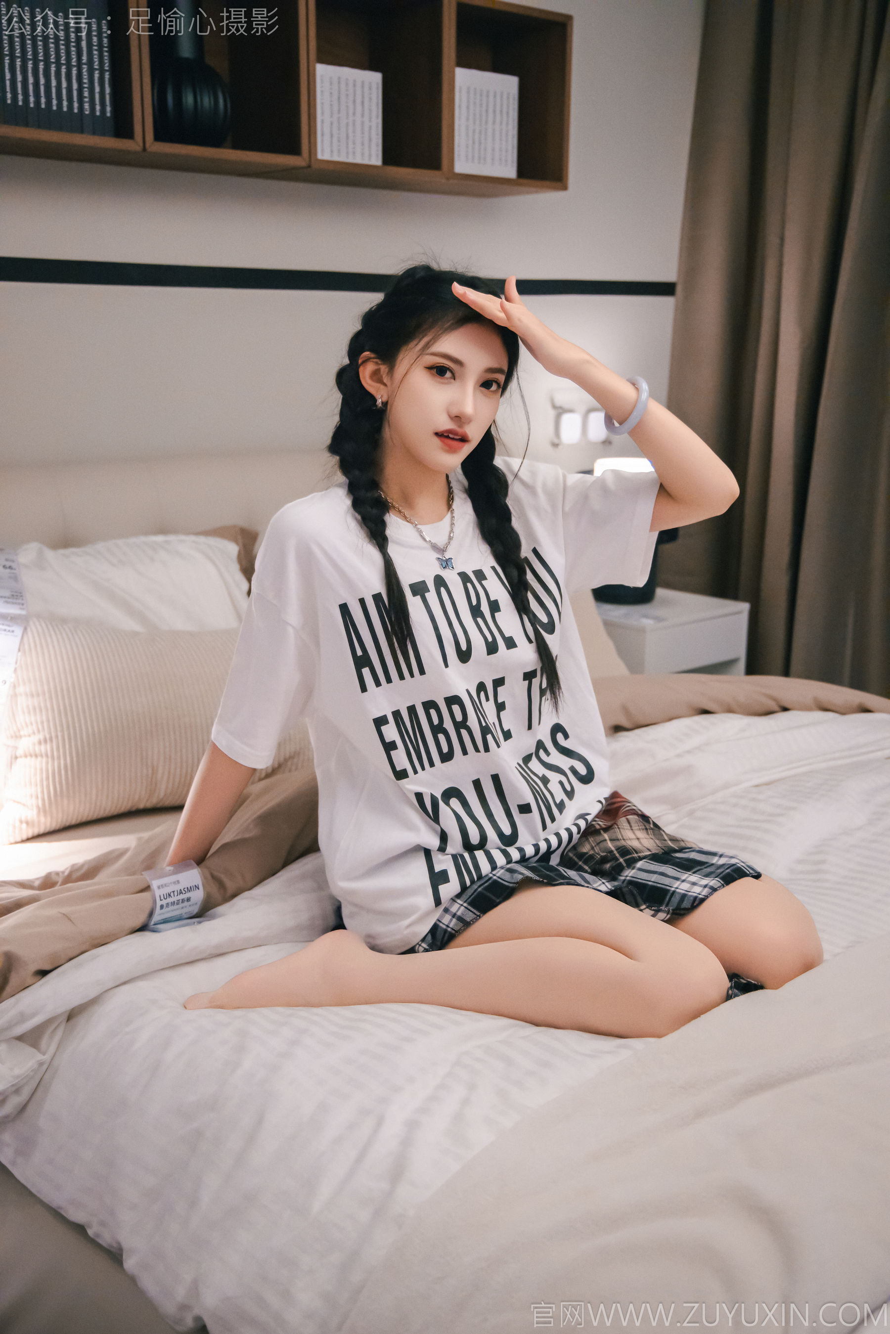 足愉心 No.015 可乐 （搭配：红色夹克、白T、短裙、马丁靴、肉丝色袜、白棉袜）/(120P)